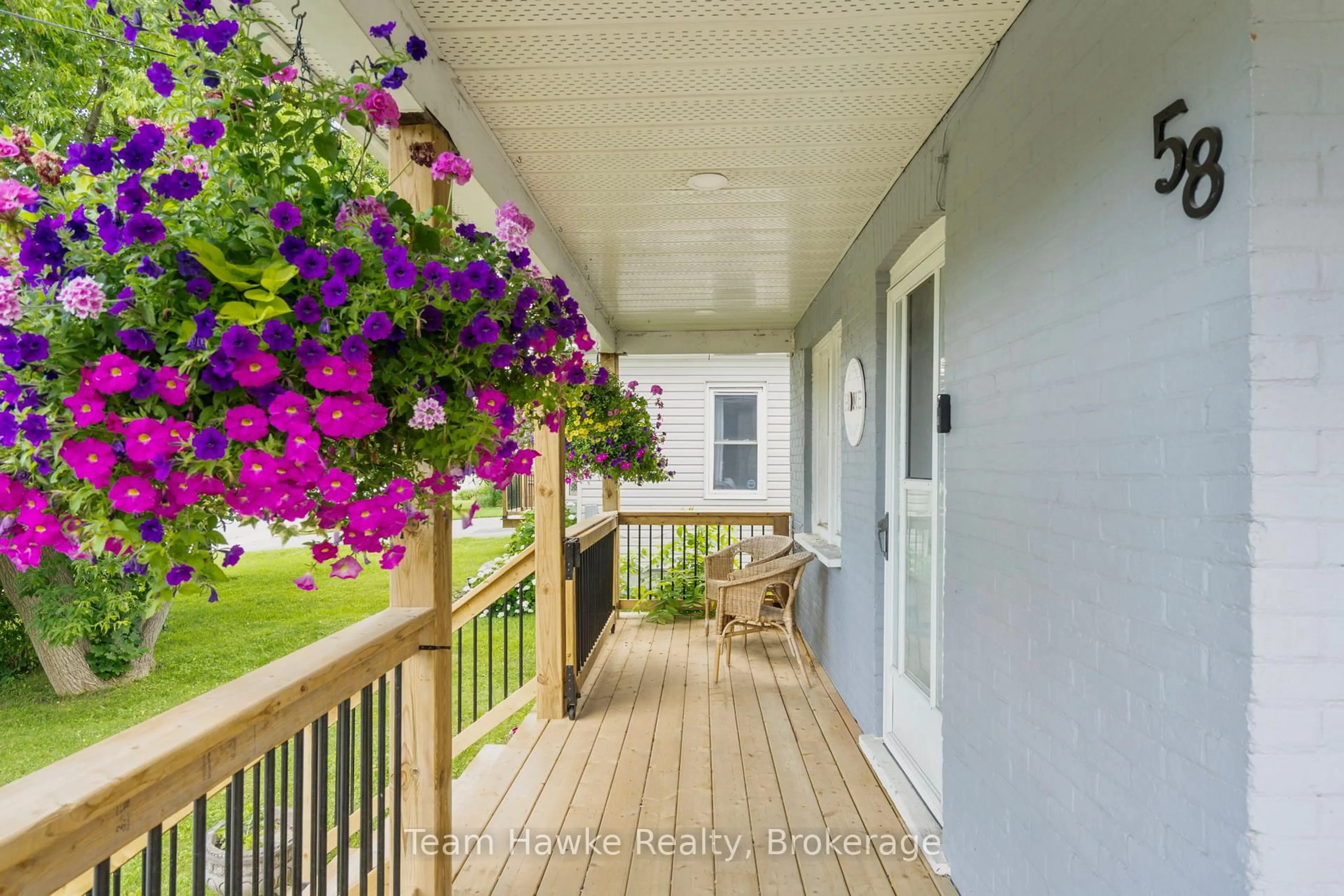 Indoor entryway for 58 Fourth St, Midland Ontario L4R 3S8