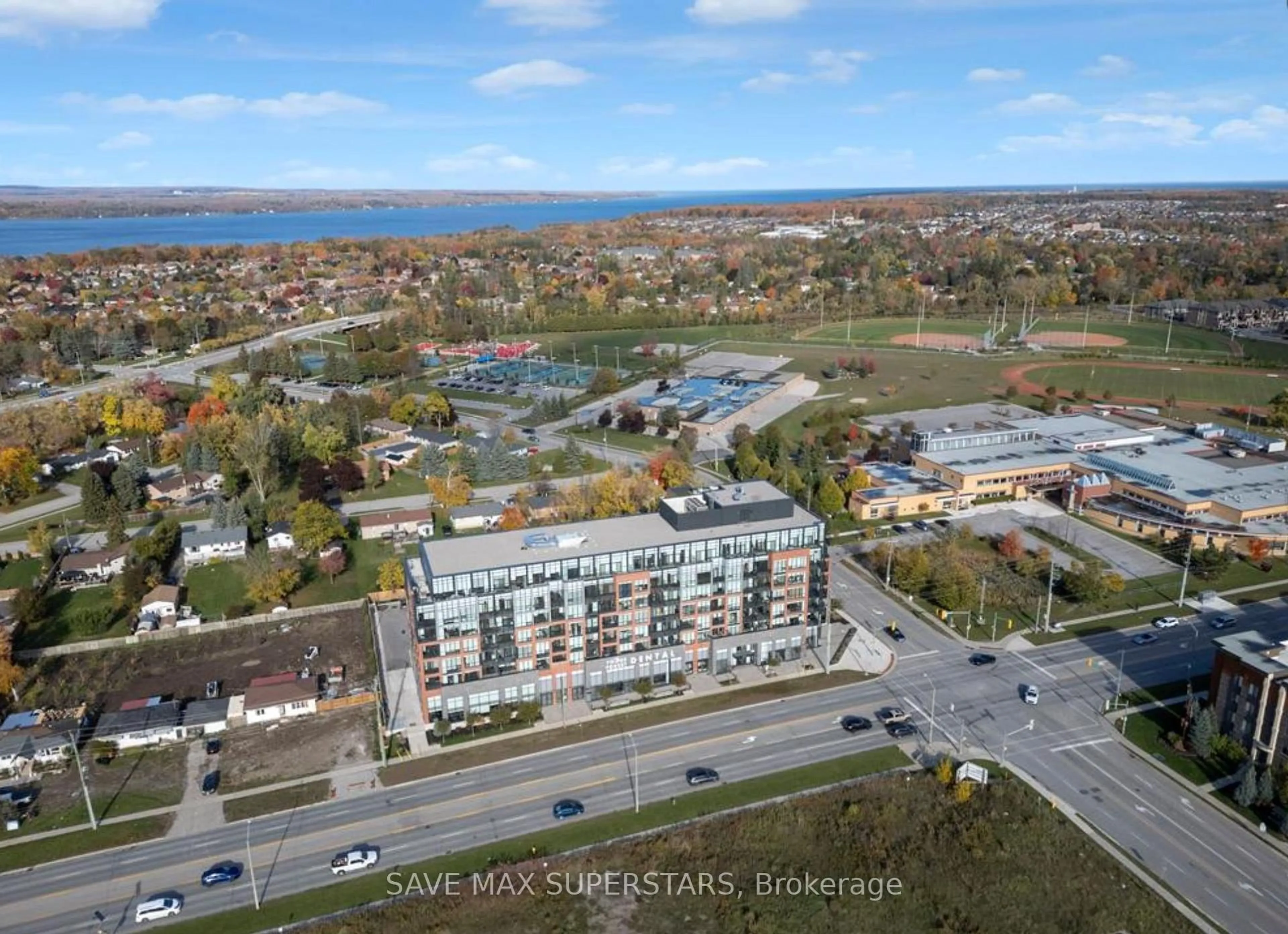 A pic from outside/outdoor area/front of a property/back of a property/a pic from drone, unknown for 681 Yonge St #611, Barrie Ontario L4N 4E8
