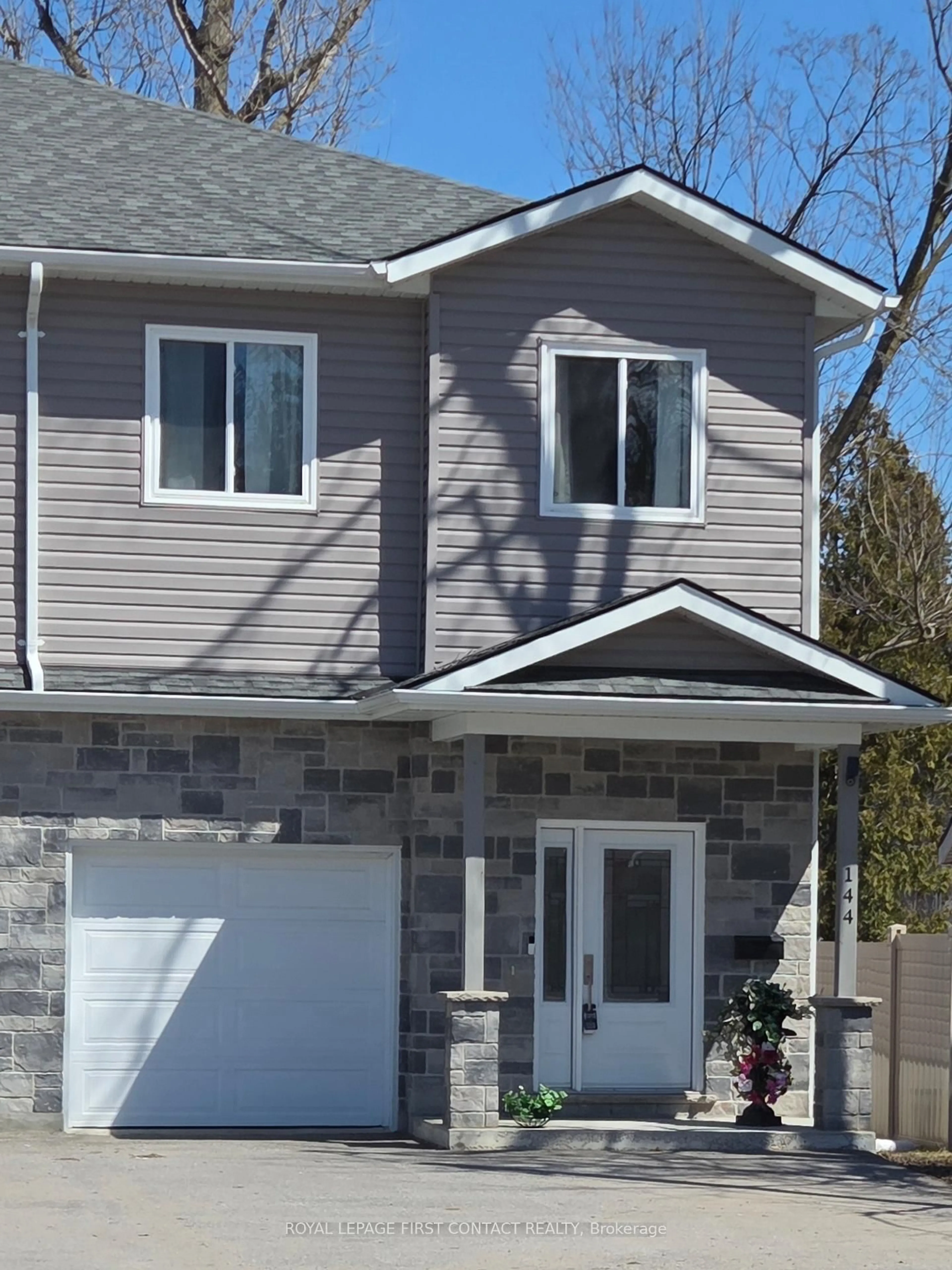 Home with vinyl exterior material, street for 144 Memorial Ave, Orillia Ontario L3C 5X2