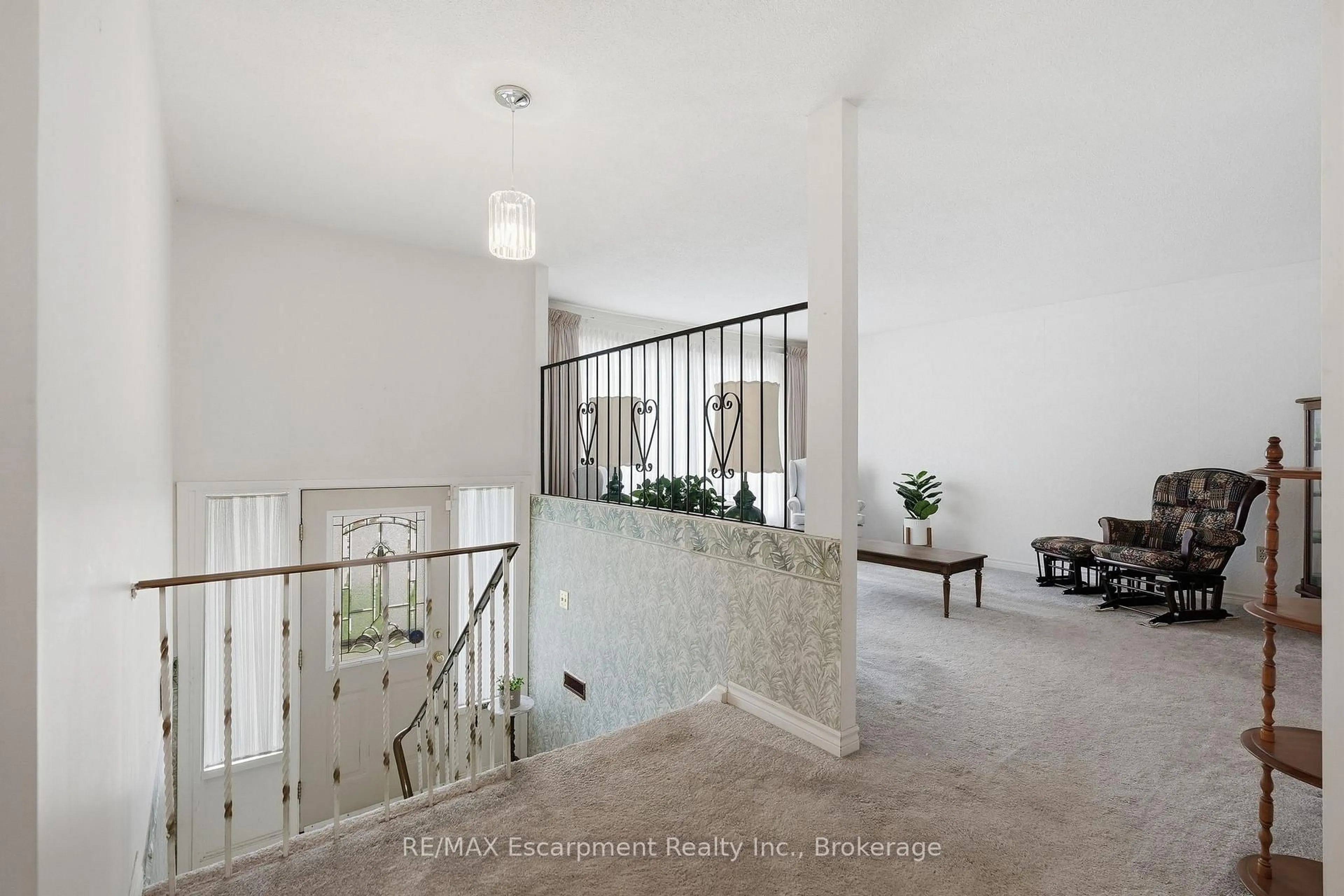 Indoor foyer for 10 Farmingdale Cres, Barrie Ontario L4M 5E5