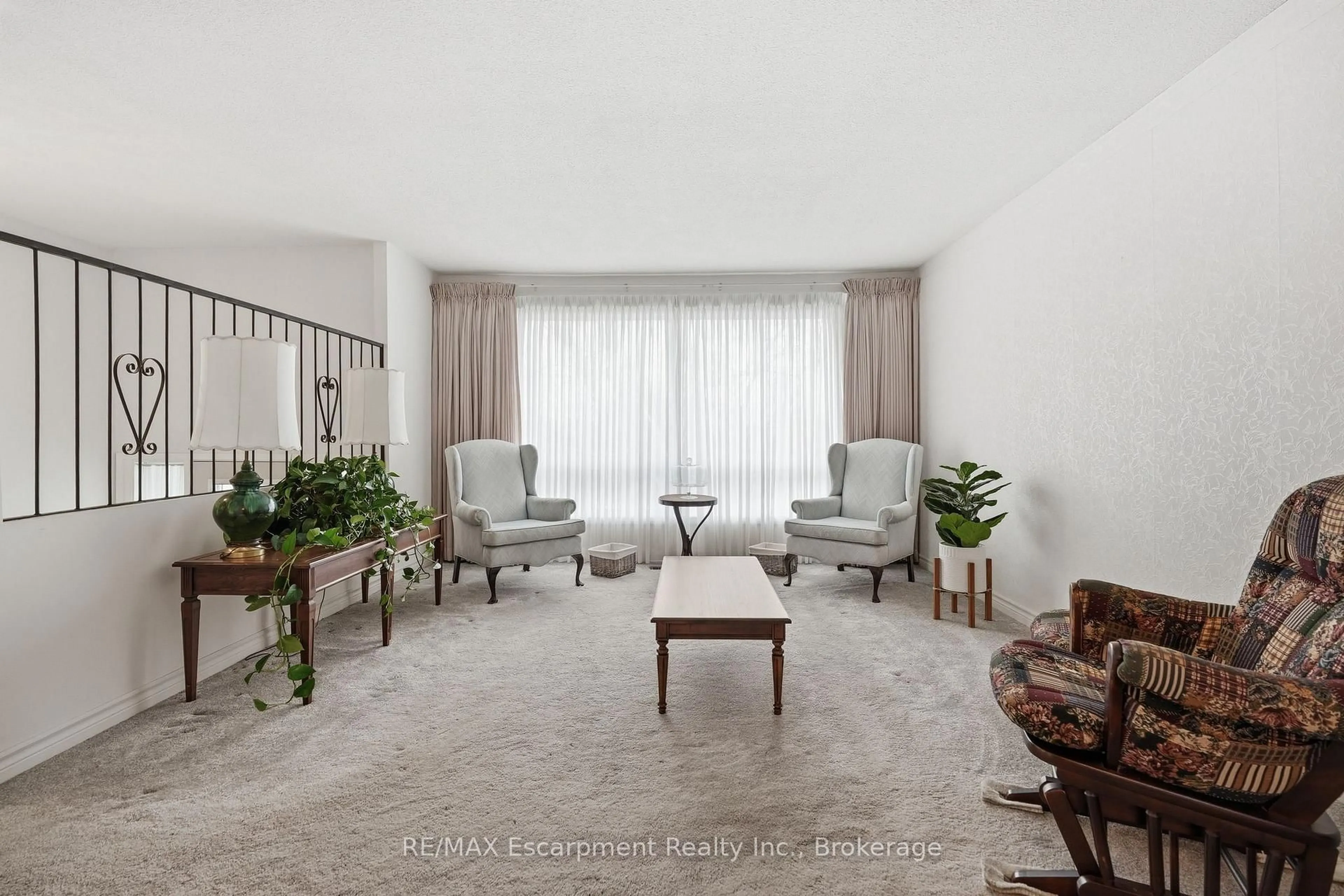 Living room with furniture, unknown for 10 Farmingdale Cres, Barrie Ontario L4M 5E5
