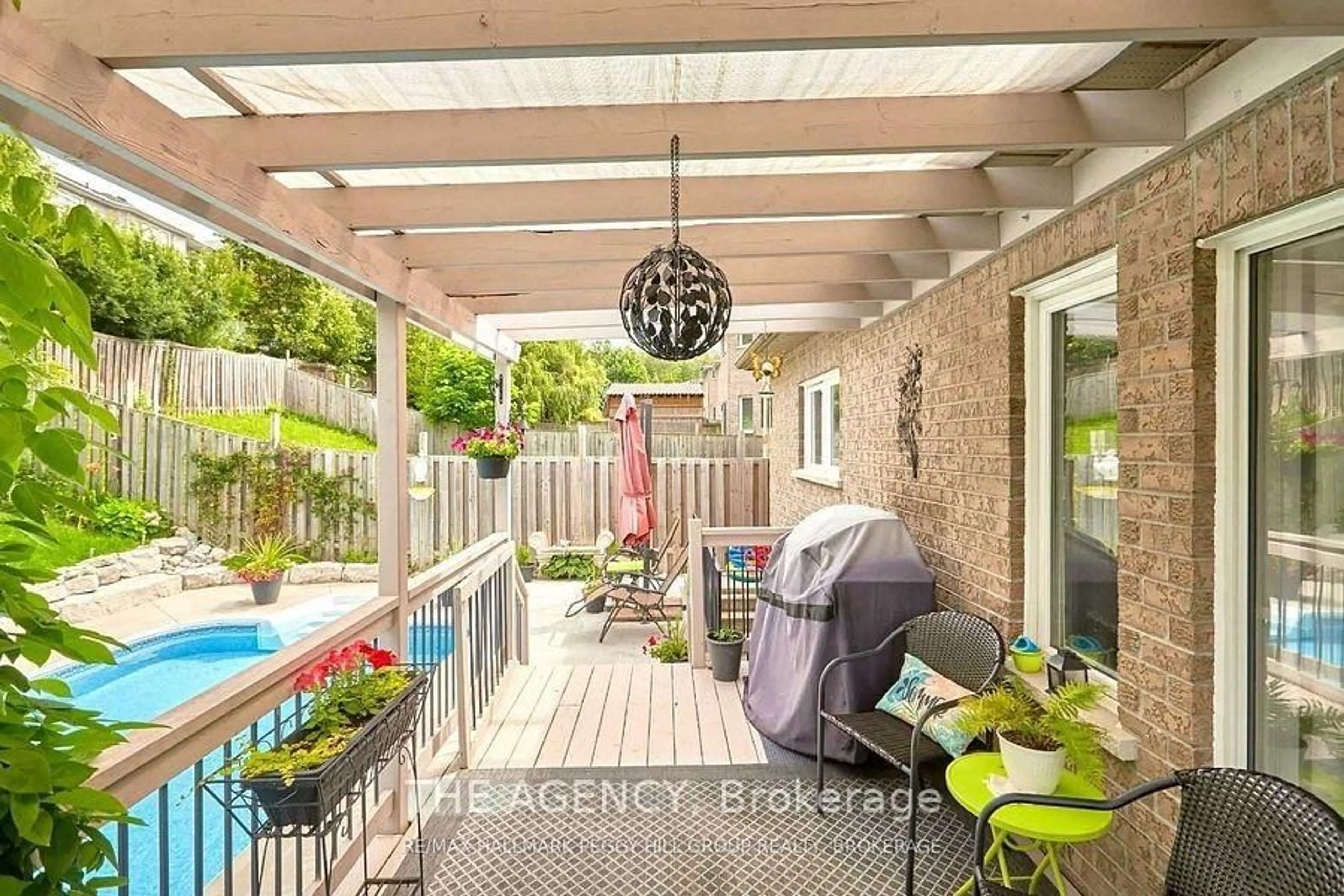 Patio, street for 21 Silver Tr, Barrie Ontario L4N 2S2