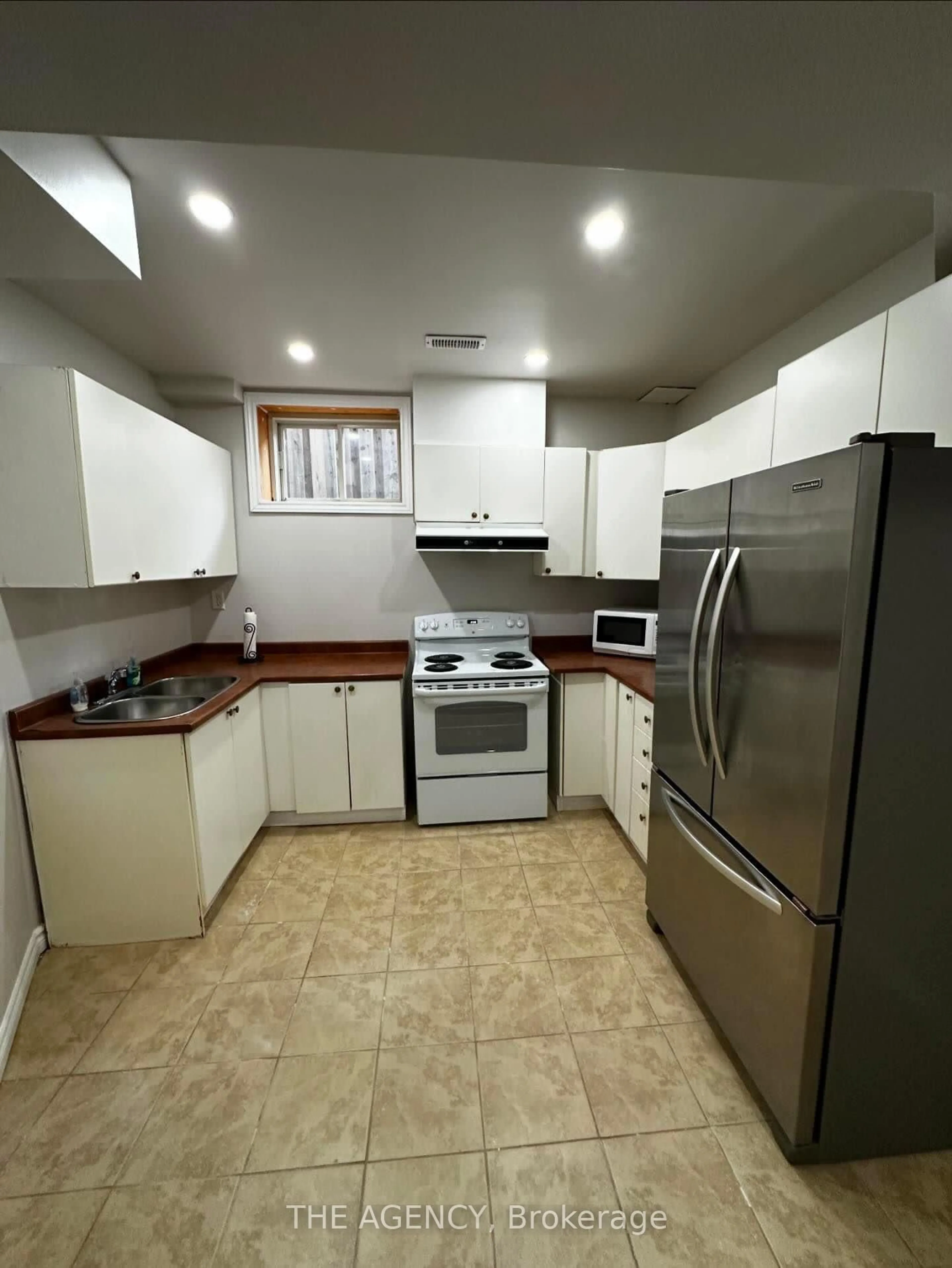 Standard kitchen, unknown for 21 Silver Tr, Barrie Ontario L4N 2S2