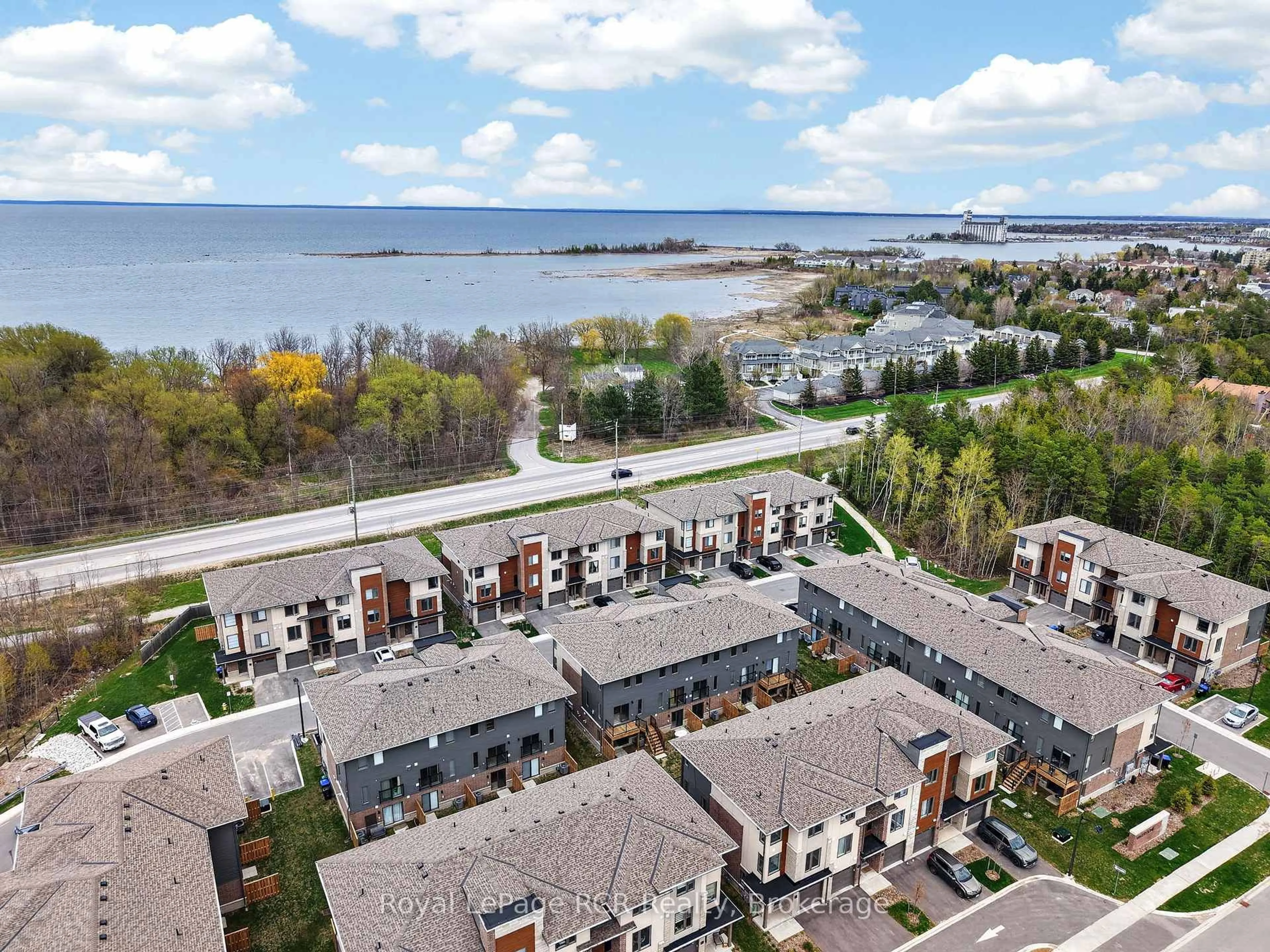 A pic from outside/outdoor area/front of a property/back of a property/a pic from drone, water/lake/river/ocean view for 45 Winters Cres, Collingwood Ontario L9Y 5T1