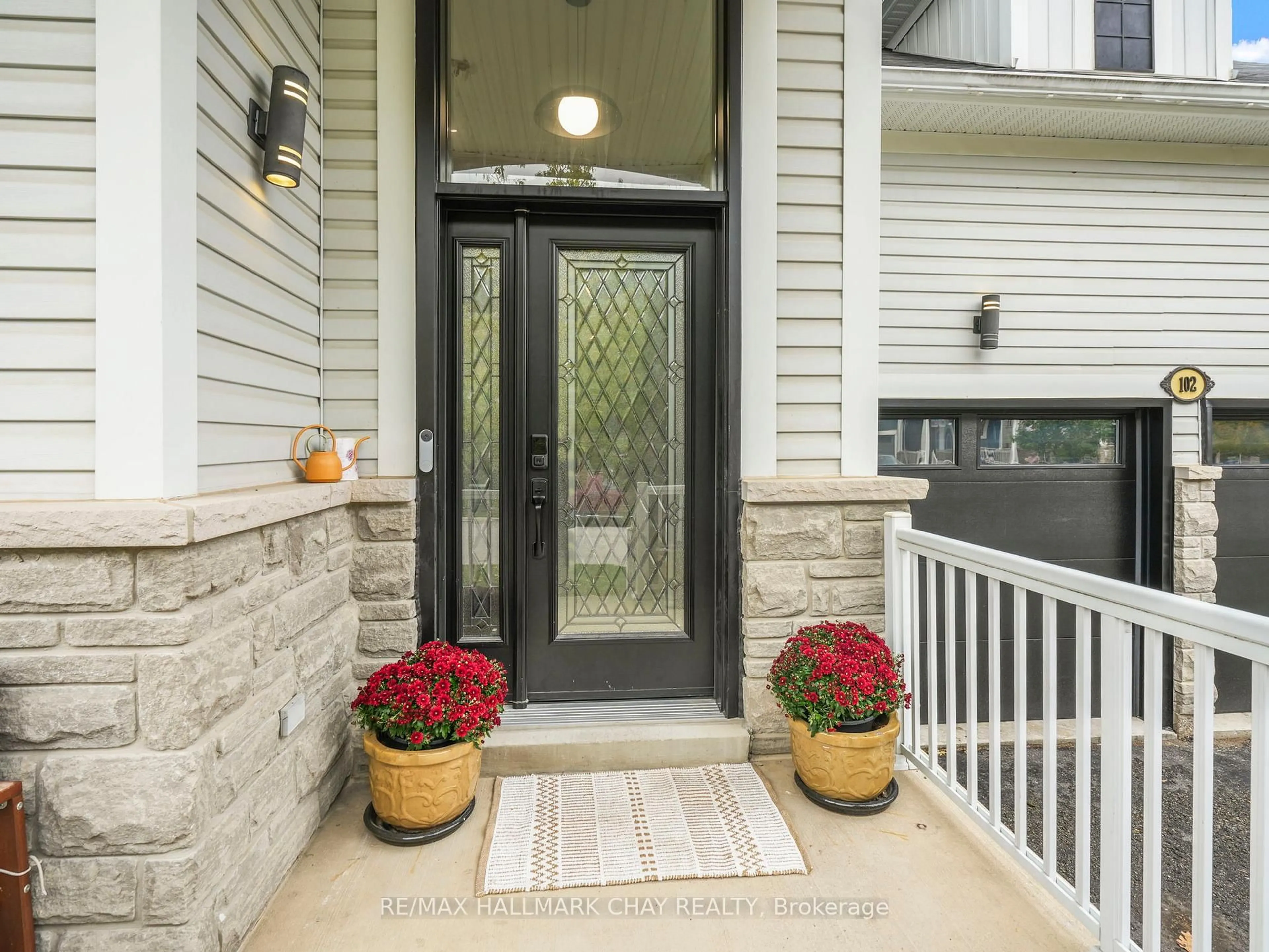 Indoor entryway for 102 Diana Way, Barrie Ontario L4M 7J2