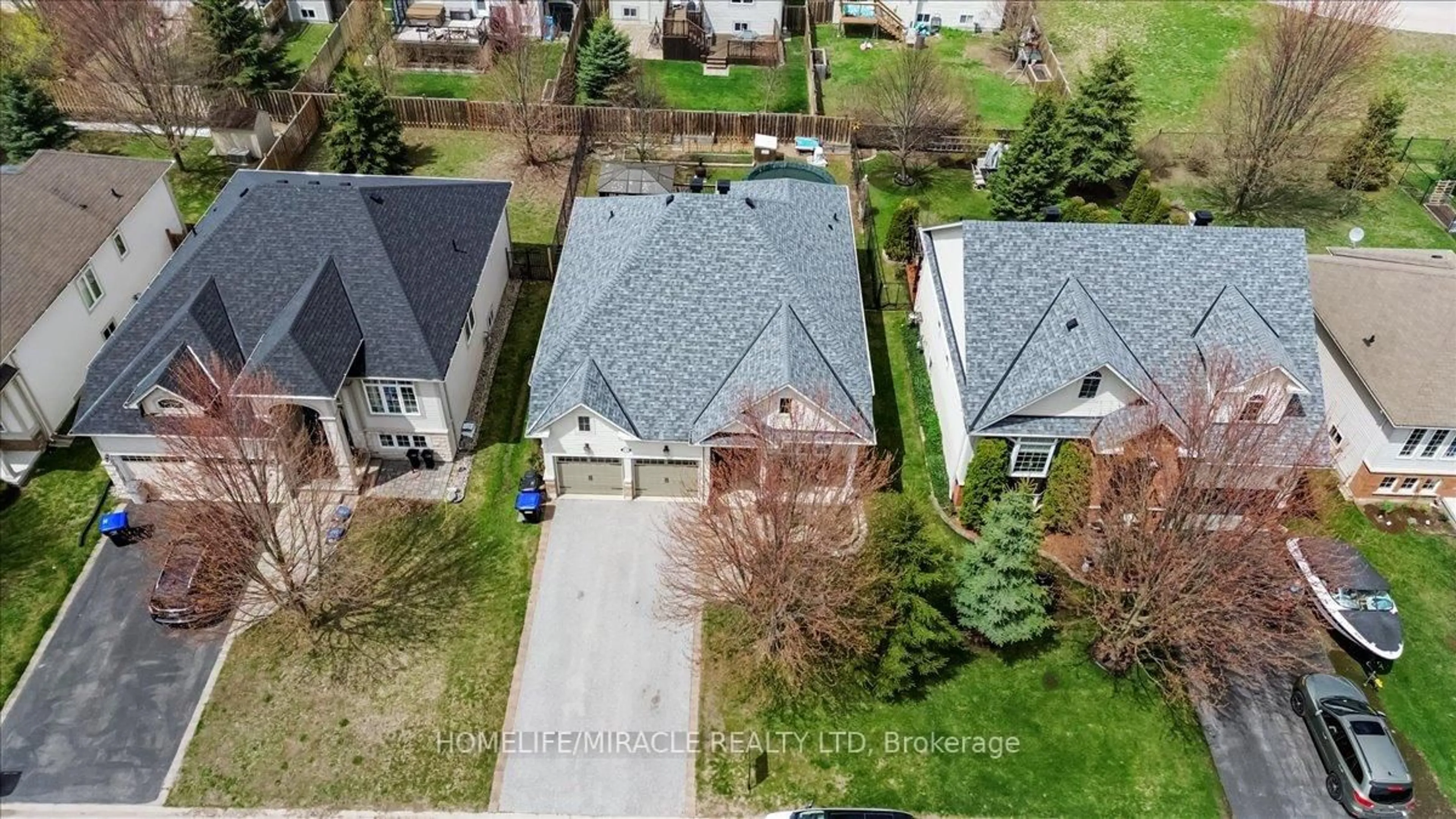 A pic from outside/outdoor area/front of a property/back of a property/a pic from drone, street for 12 Broadpoint St, Wasaga Beach Ontario L9Z 3B8