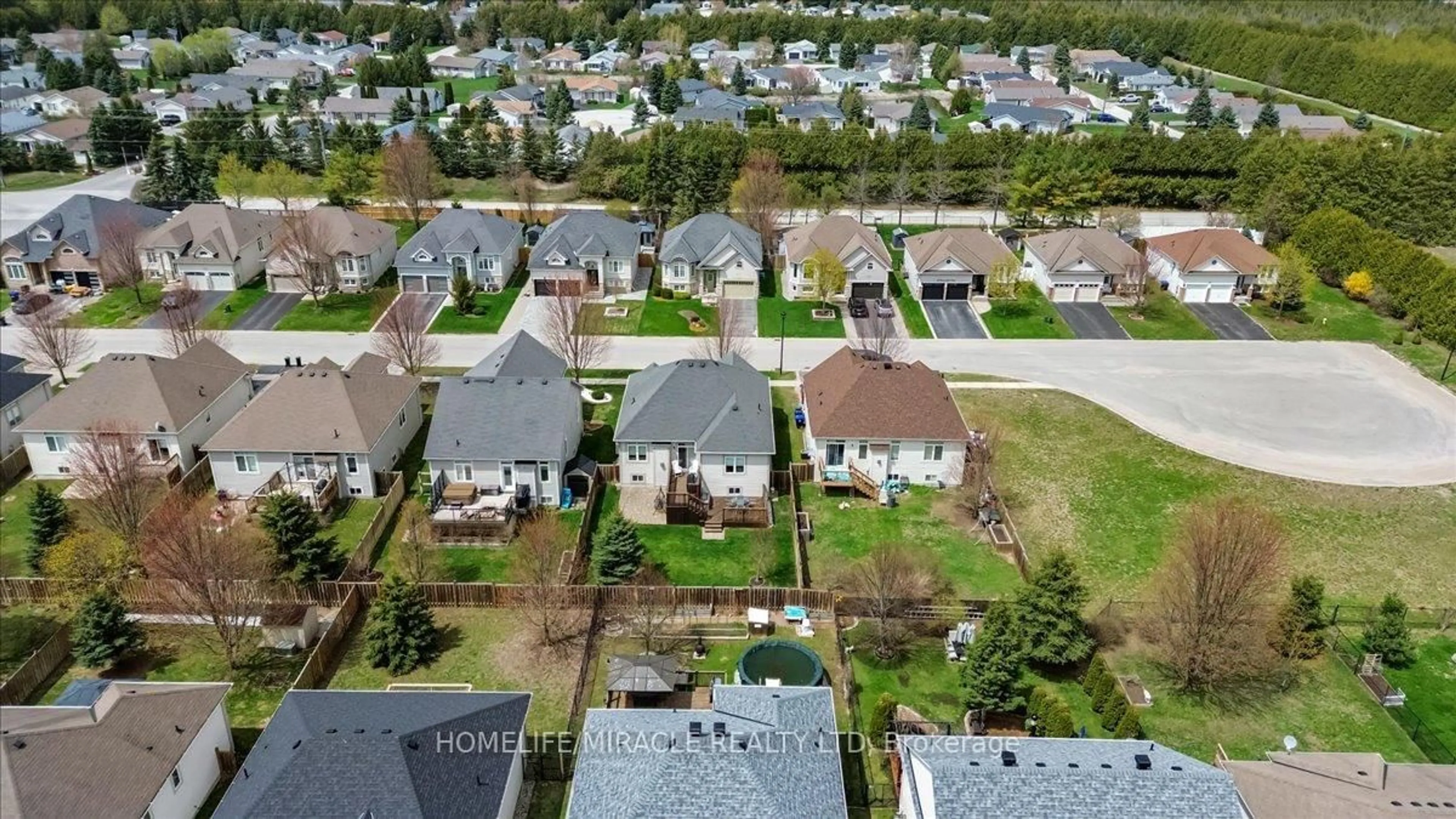 A pic from outside/outdoor area/front of a property/back of a property/a pic from drone, street for 12 Broadpoint St, Wasaga Beach Ontario L9Z 3B8