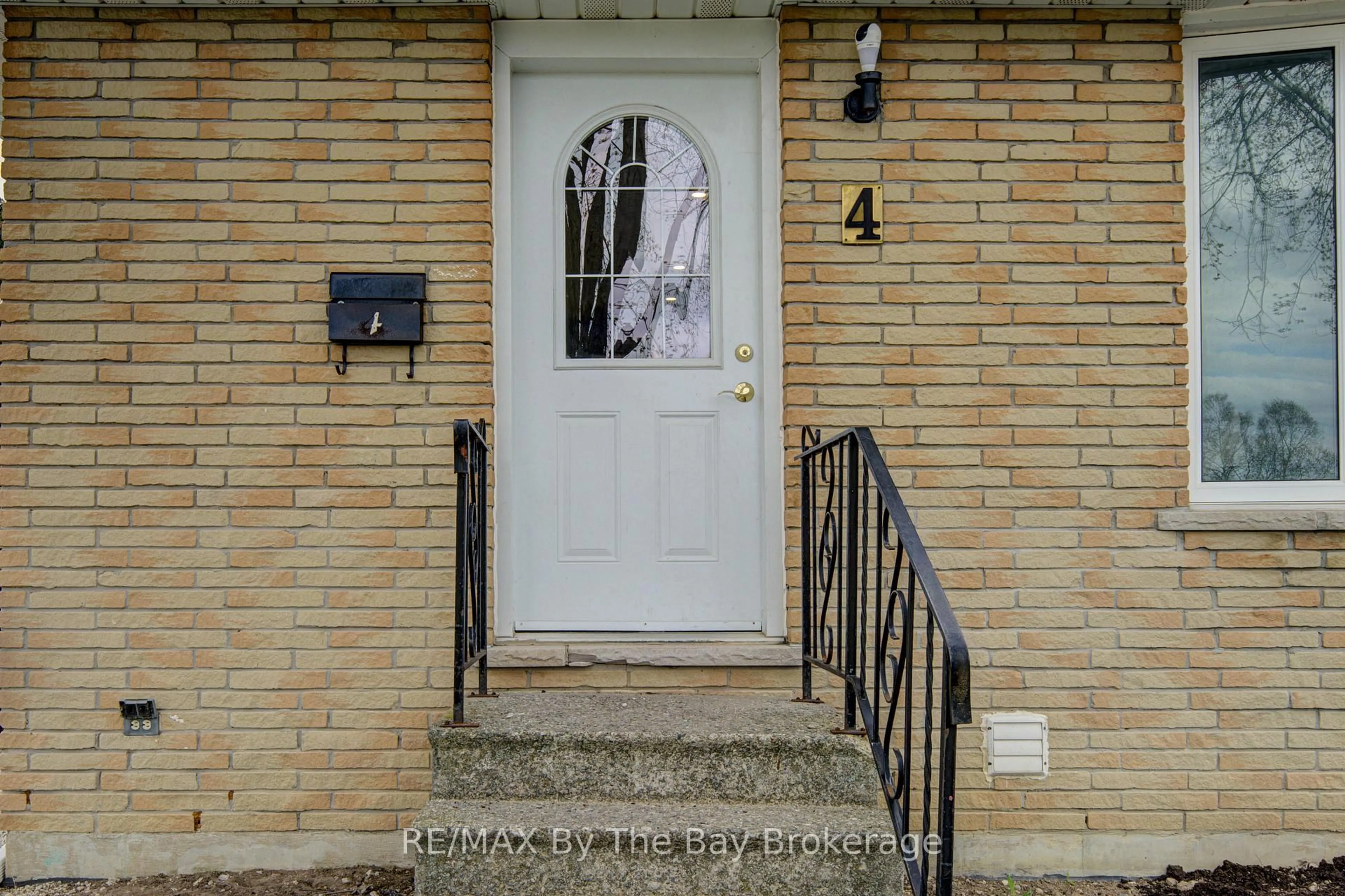 Indoor entryway for 4 Watts Cres, Collingwood Ontario L9Y 4H2