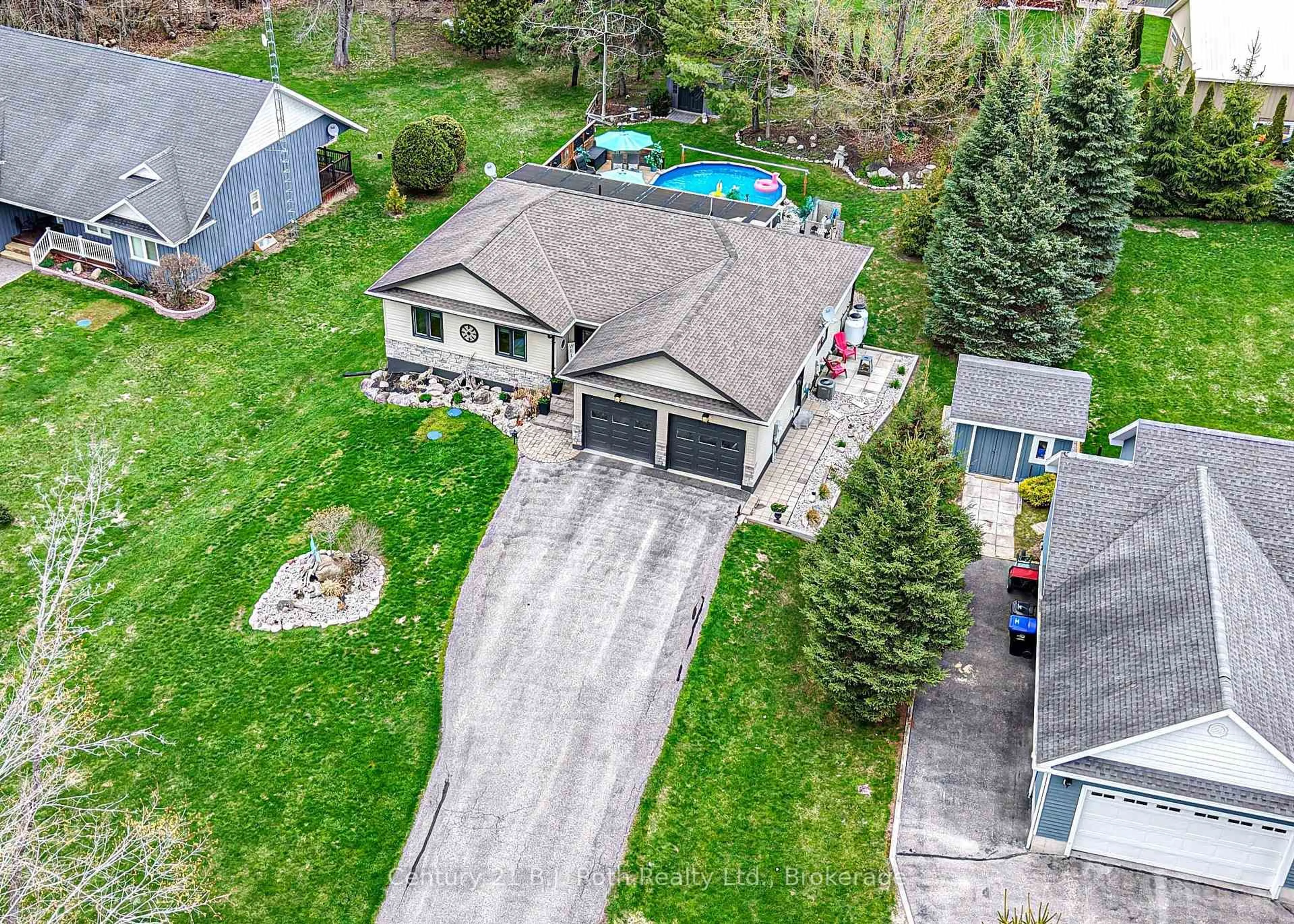 A pic from outside/outdoor area/front of a property/back of a property/a pic from drone, unknown for 3577 Peter St, Ramara Ontario L0K 1B0