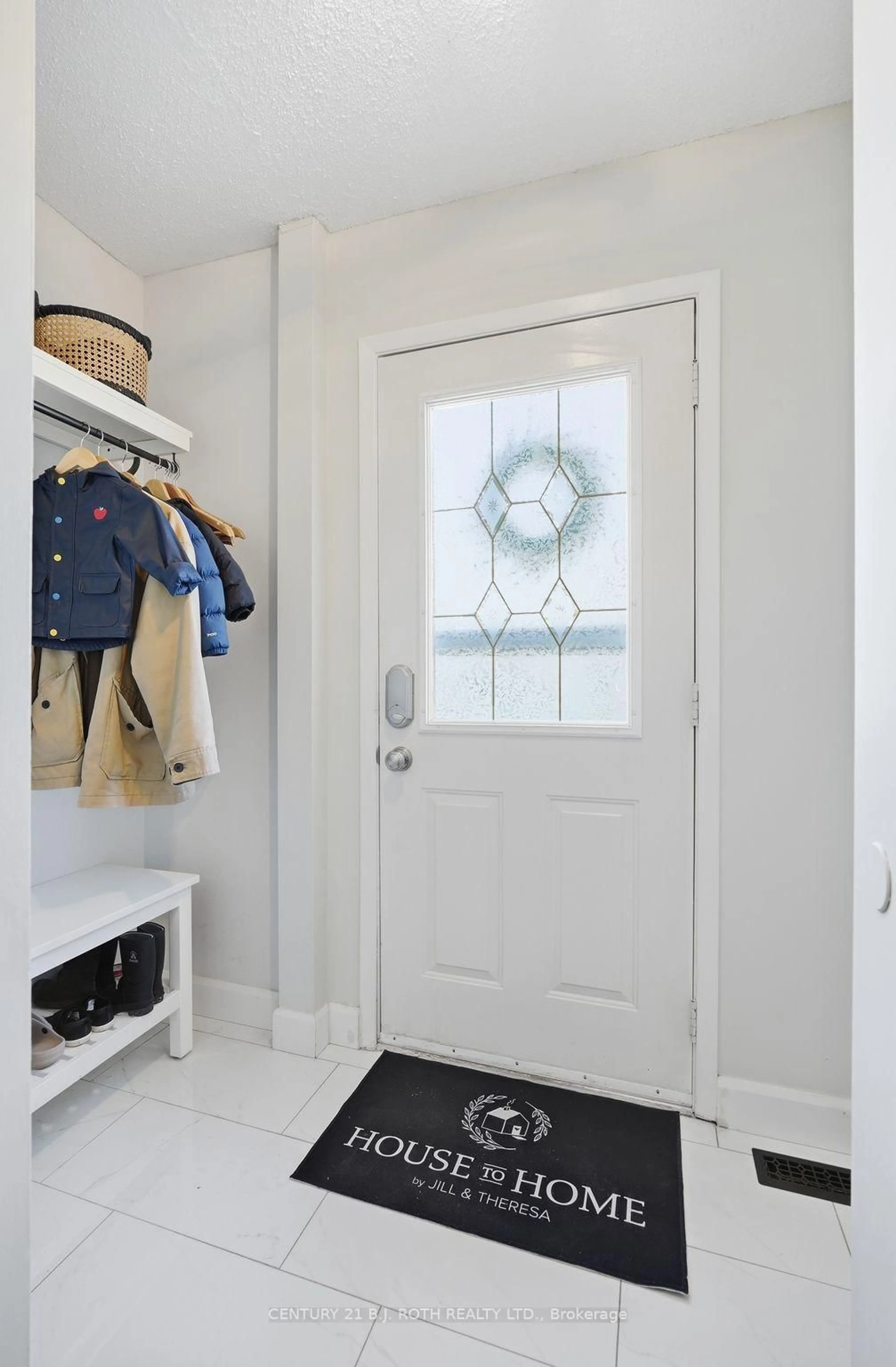 Indoor entryway for 109 Elizabeth St, Barrie Ontario L4N 6P2