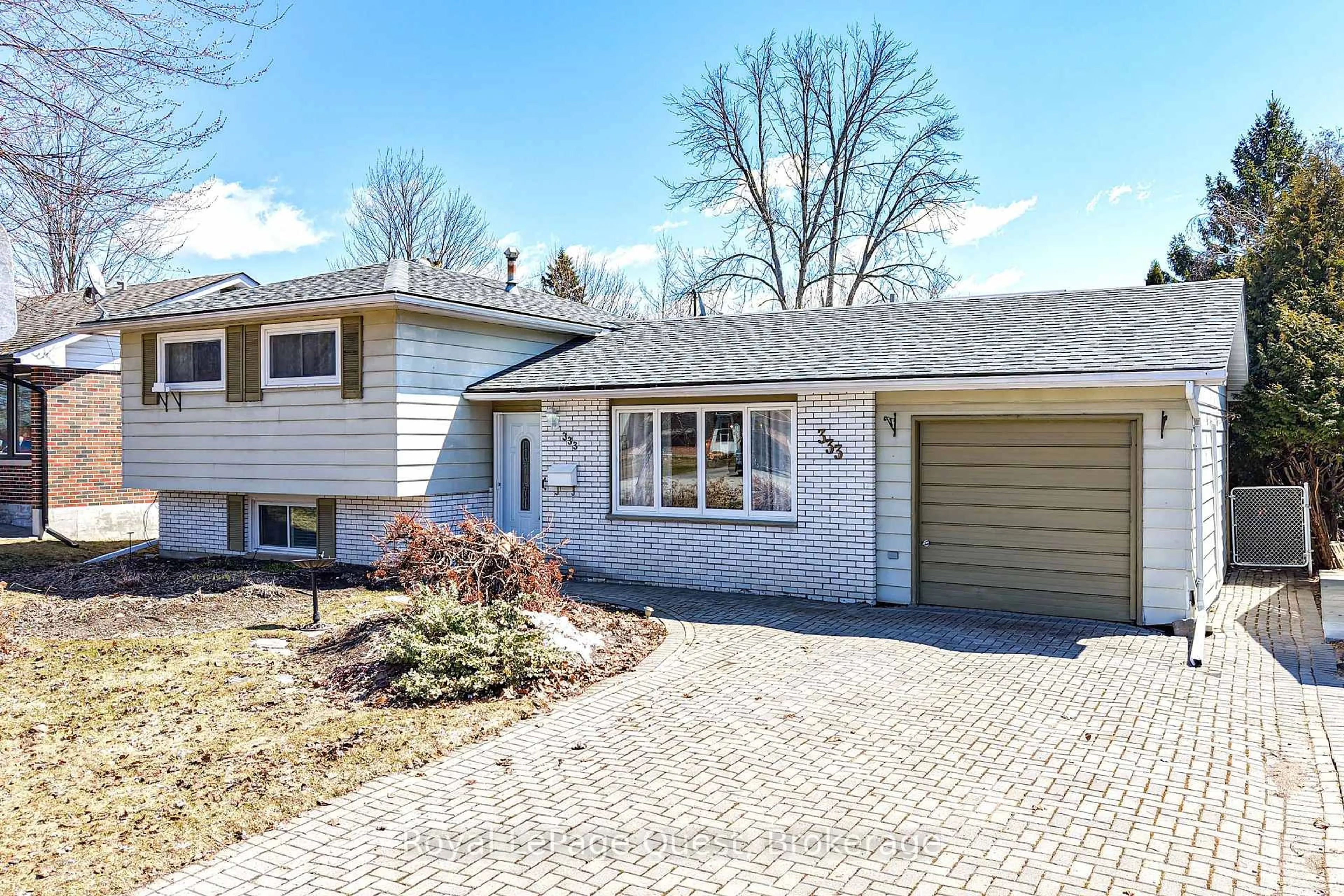 Home with vinyl exterior material, street for 333 Collins Dr, Orillia Ontario L3V 1E5