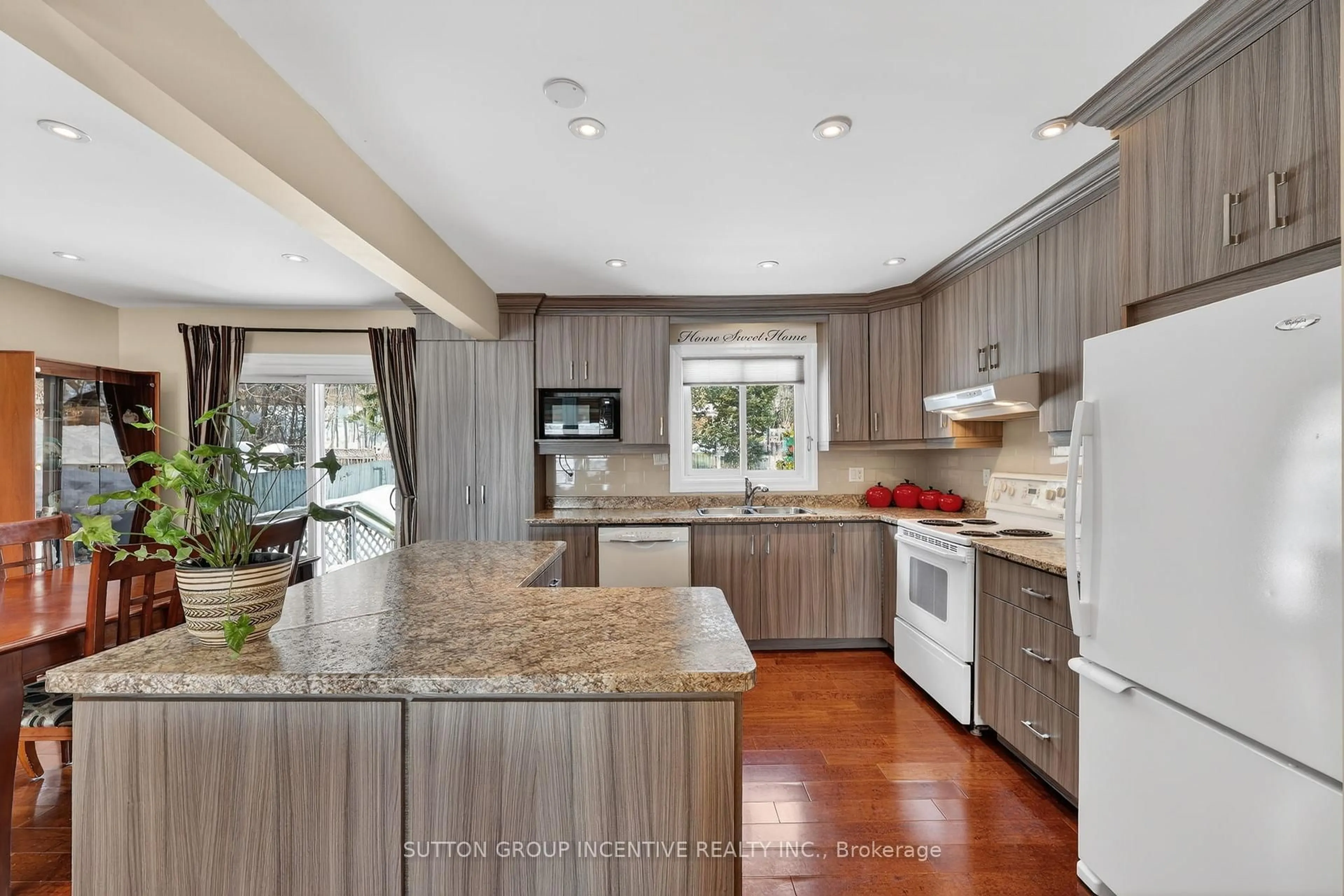 Open concept kitchen, unknown for 230 Edgehill Dr, Barrie Ontario L4N 7X1