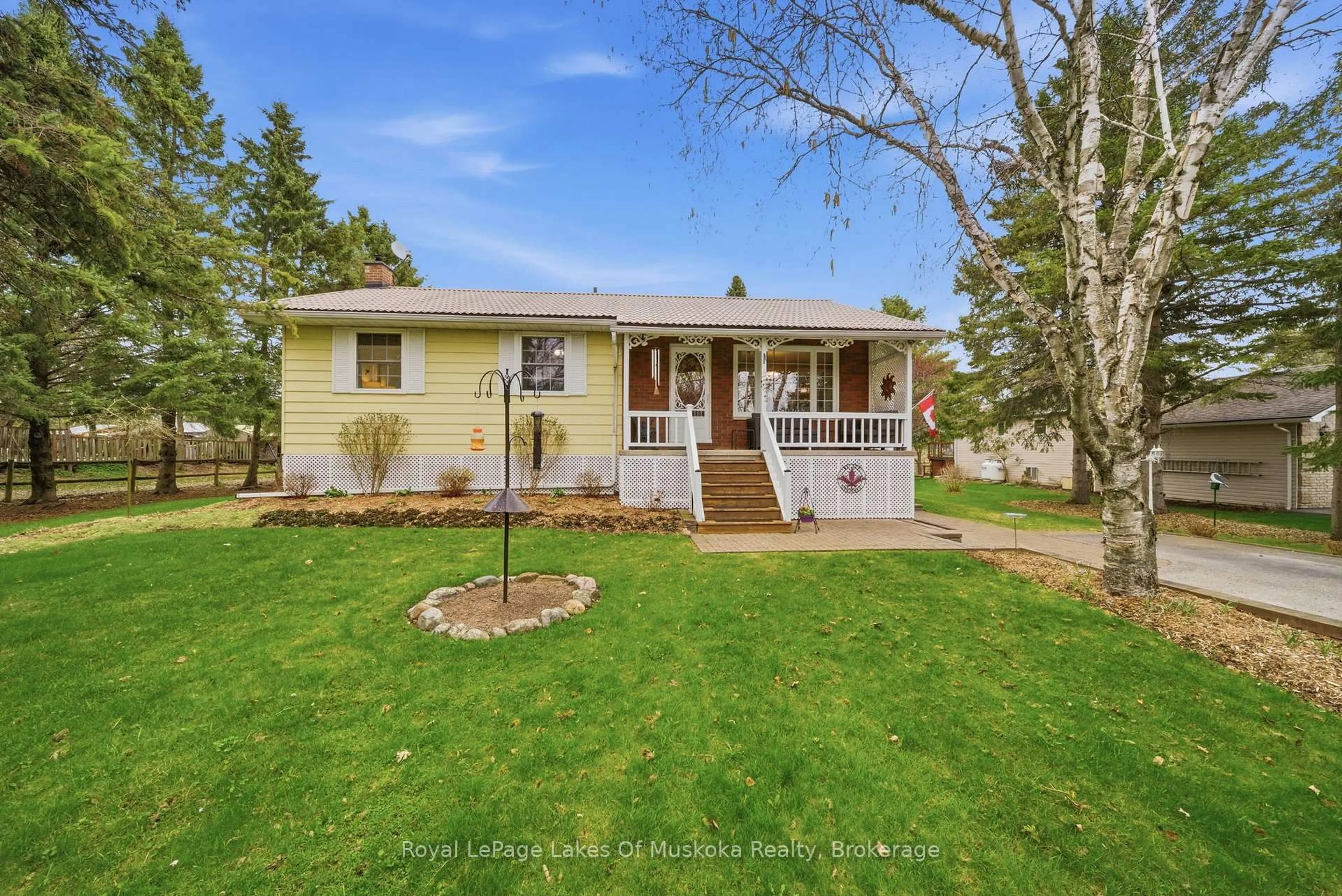 Home with vinyl exterior material, unknown for 4917 Line 9, Oro-Medonte Ontario L0K 1E0