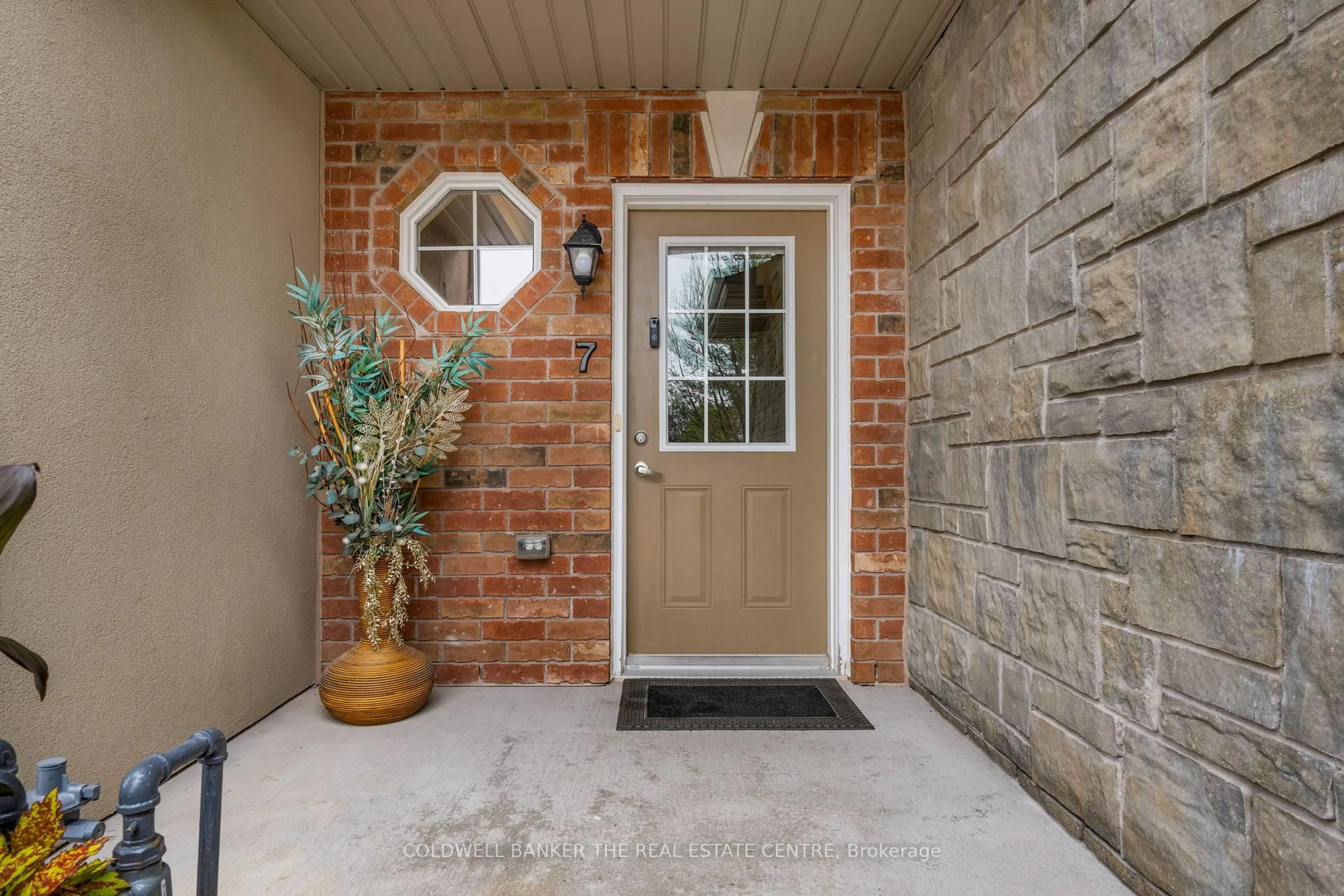 Indoor entryway for 49 Ferndale Dr #7, Barrie Ontario L4N 5W9