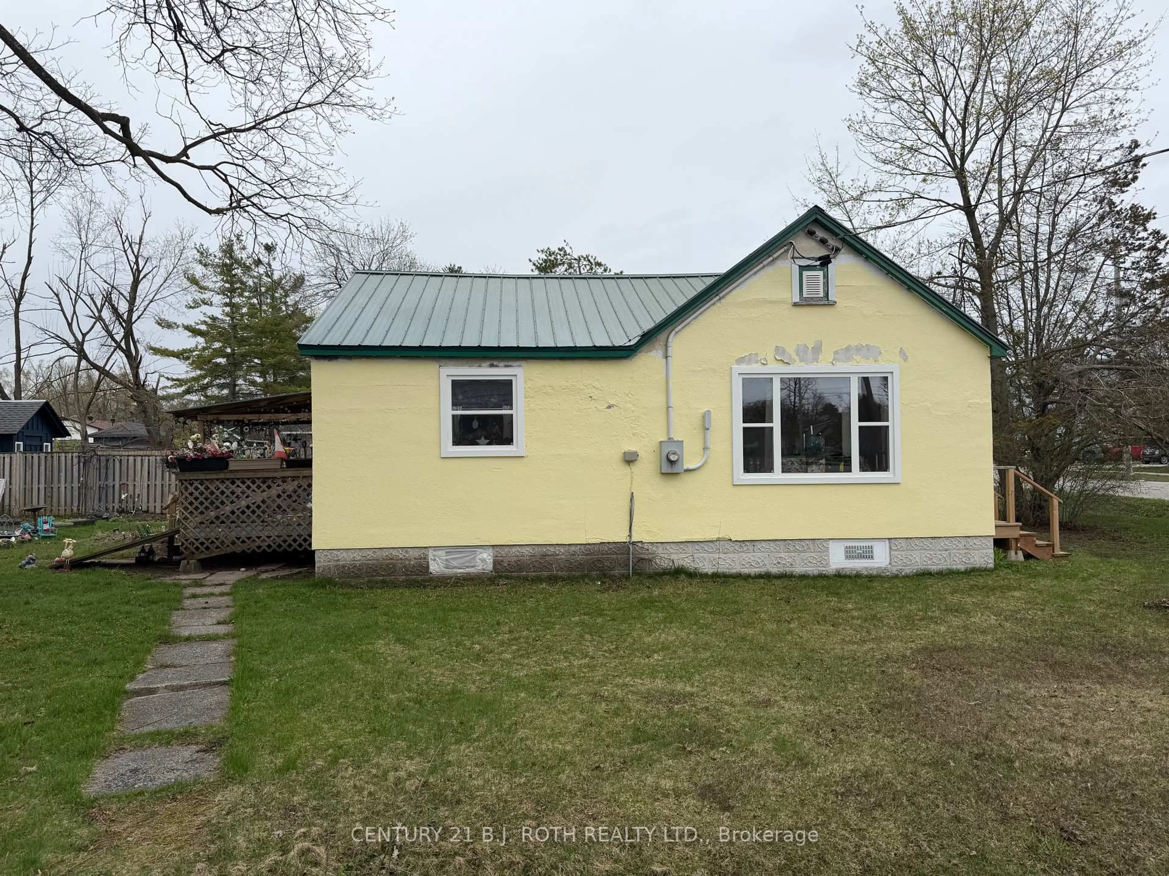 A pic from outside/outdoor area/front of a property/back of a property/a pic from drone, street for 385 Mary St, Orillia Ontario L3V 3G4