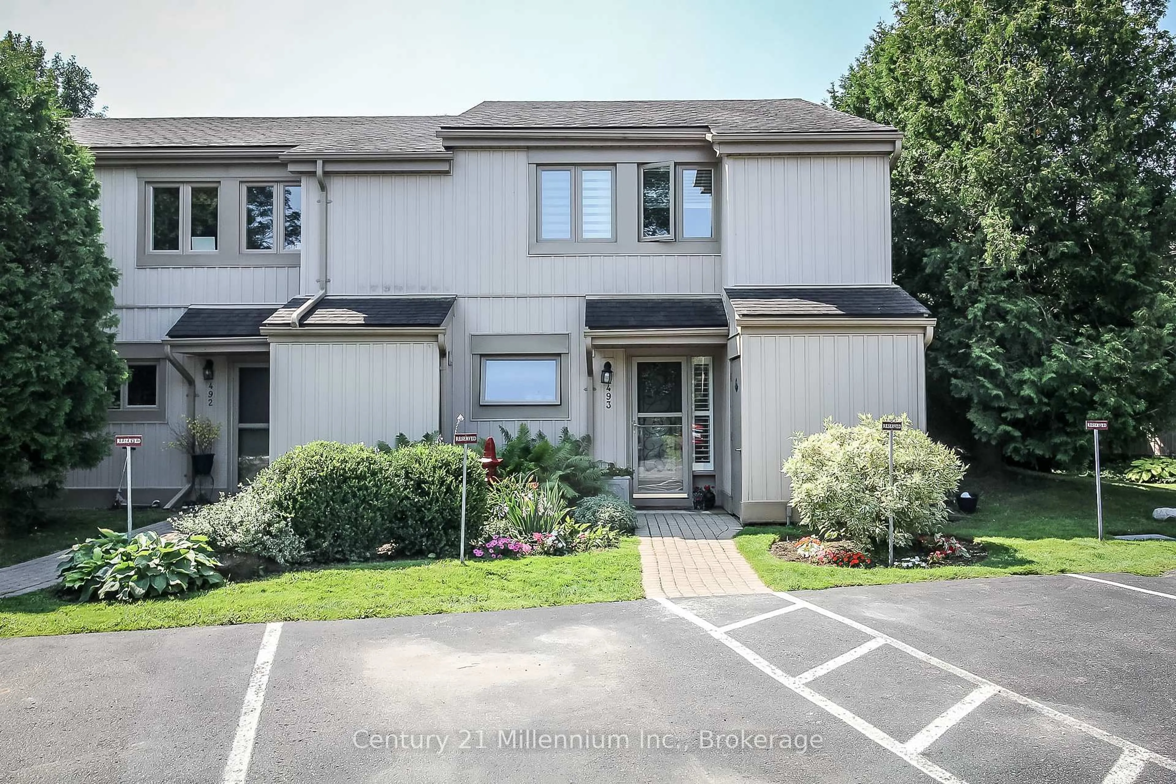A pic from outside/outdoor area/front of a property/back of a property/a pic from drone, mountain view for 493 Oxbow Cres, Collingwood Ontario L9Y 5B4