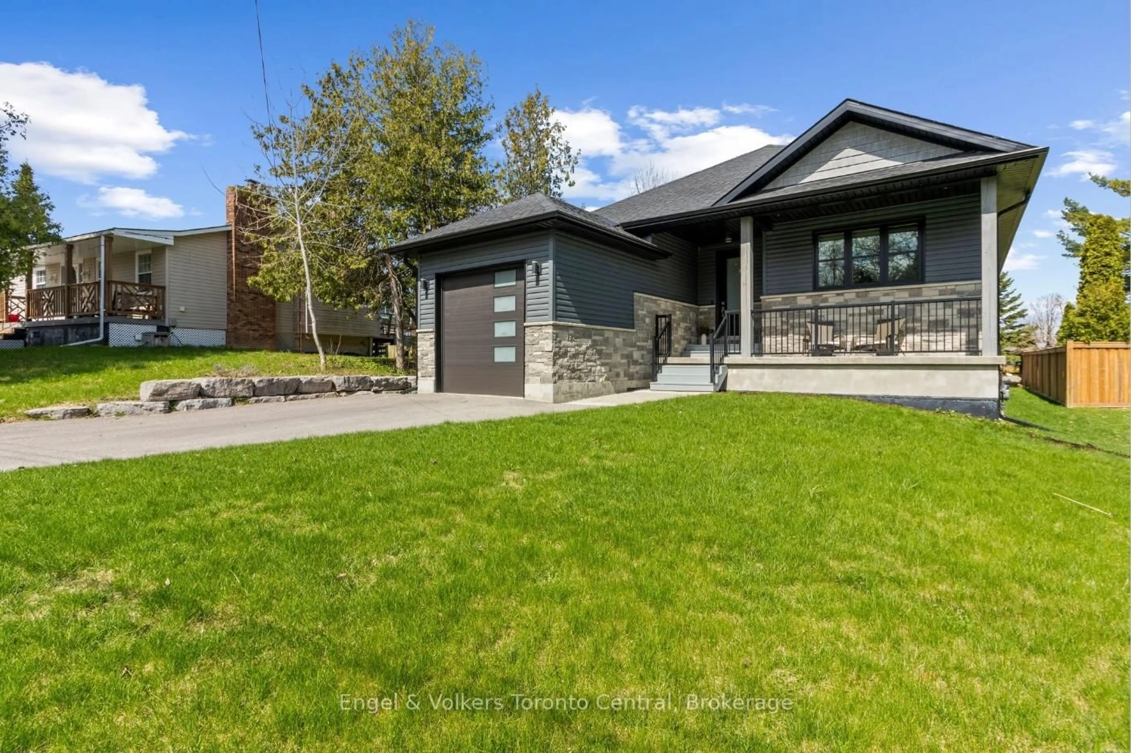 Home with vinyl exterior material, street for 14 Thomas St, Wasaga Beach Ontario L9Z 2Y9