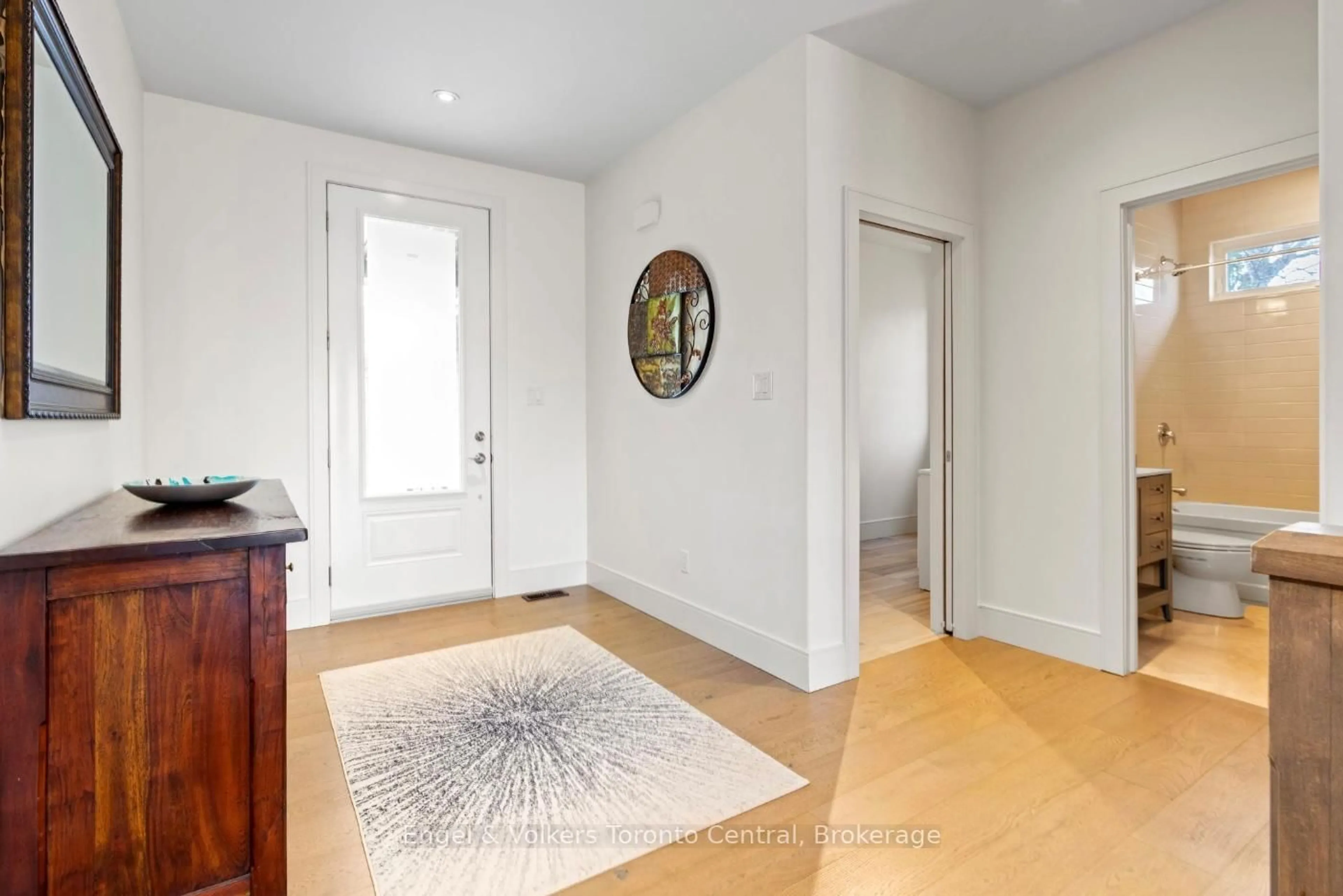 Indoor entryway for 14 Thomas St, Wasaga Beach Ontario L9Z 2Y9