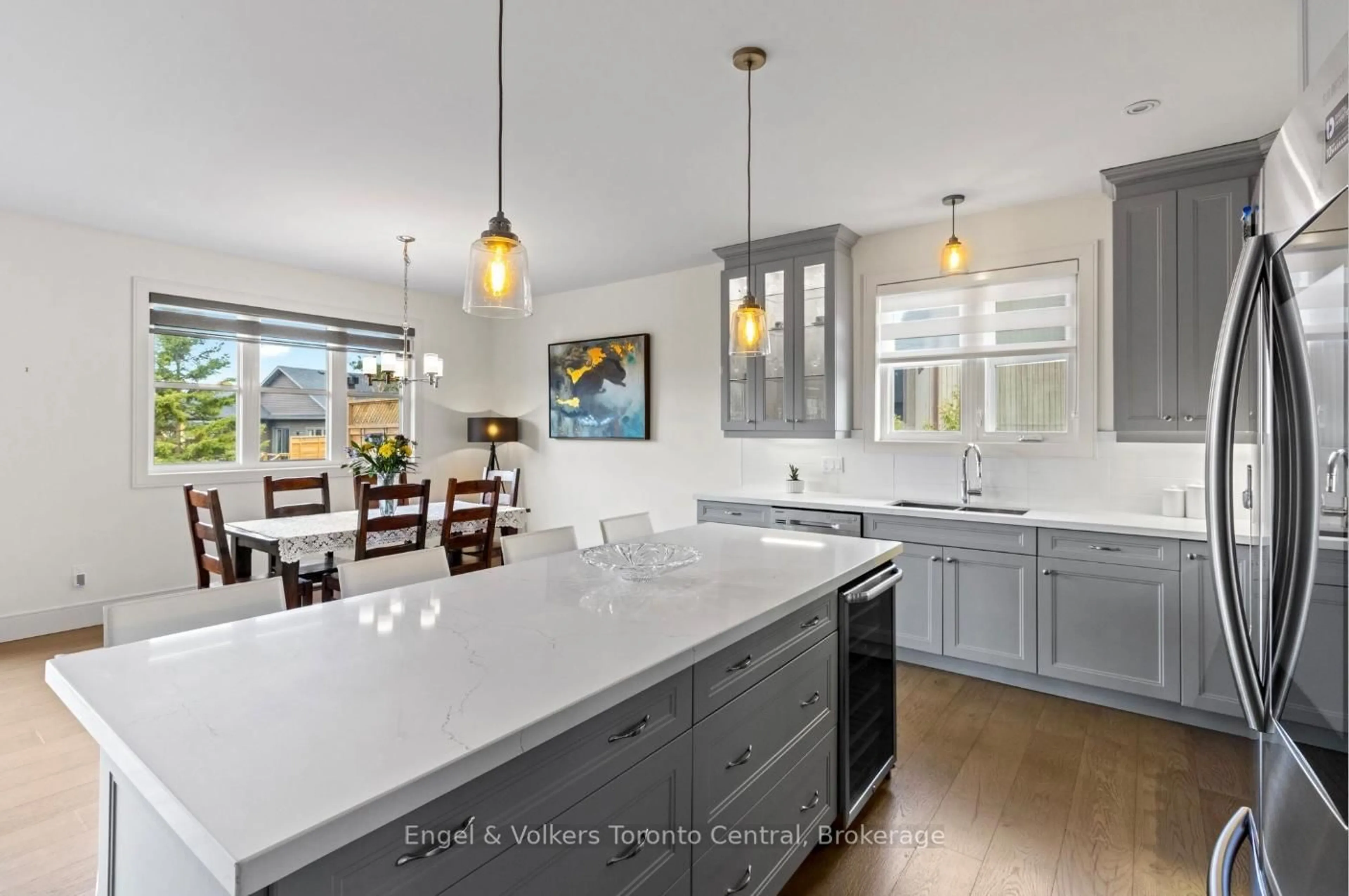 Open concept kitchen, ceramic/tile floor for 14 Thomas St, Wasaga Beach Ontario L9Z 2Y9