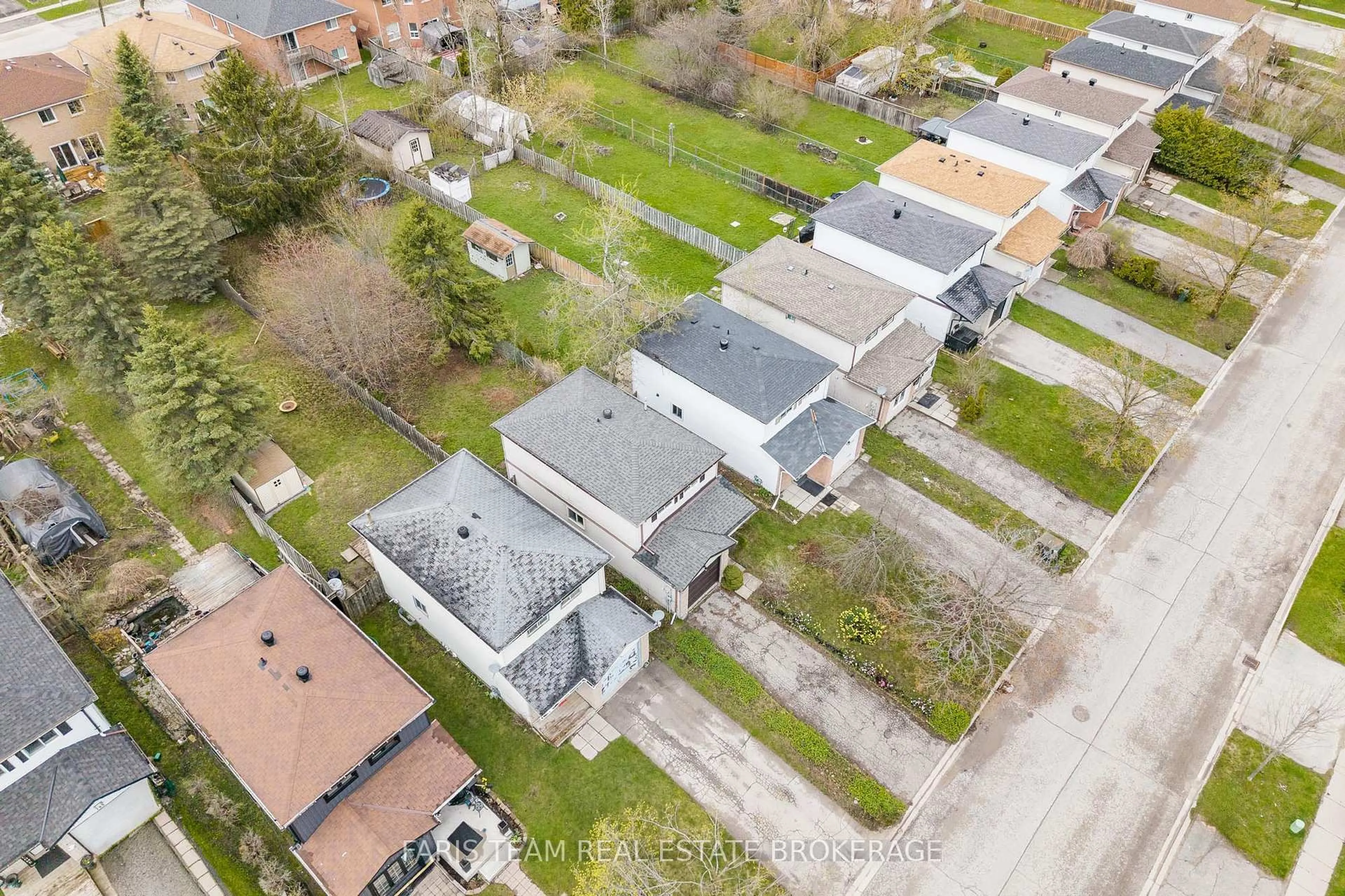 A pic from outside/outdoor area/front of a property/back of a property/a pic from drone, street for 139 Burns Circ, Barrie Ontario L4N 5J8