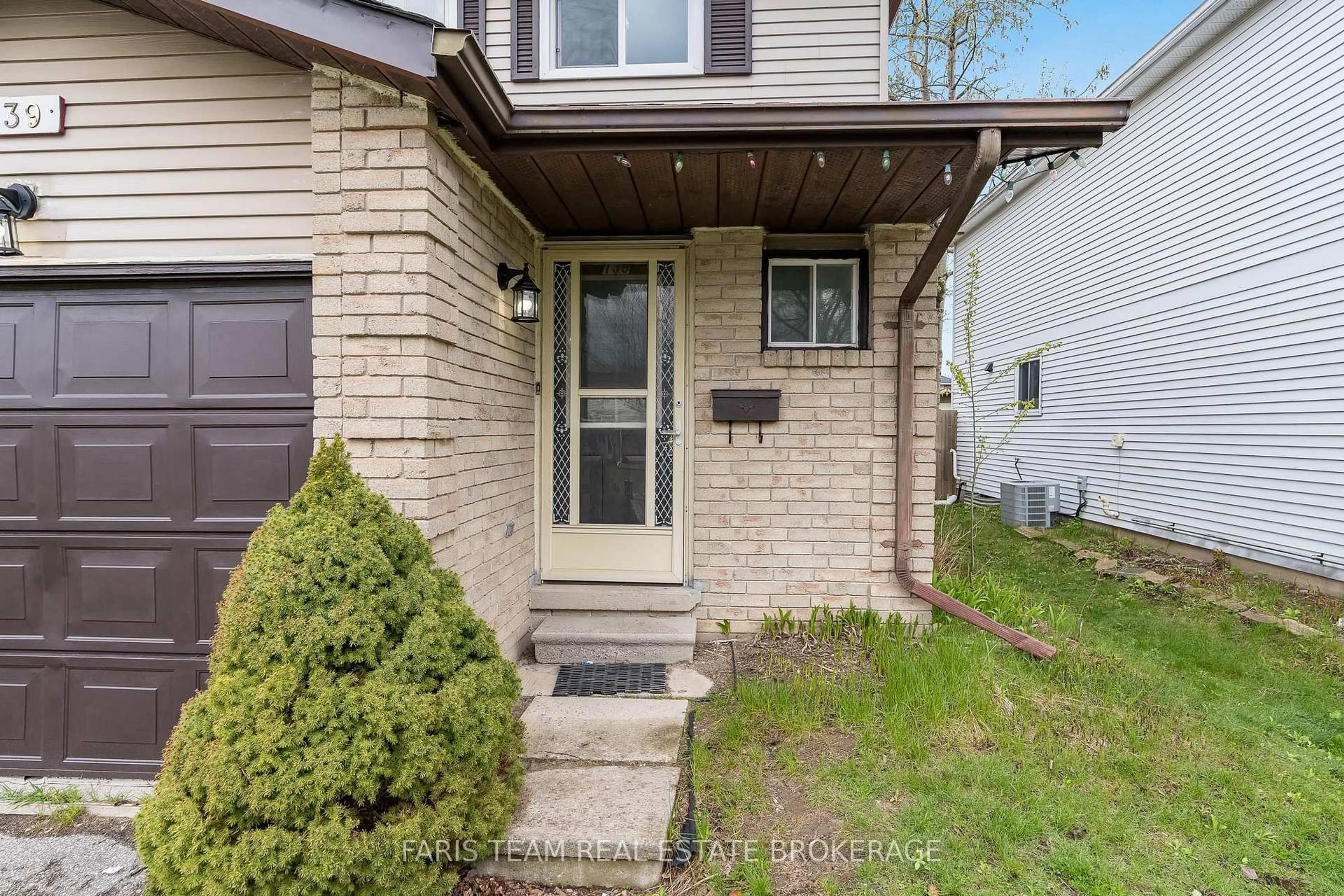 Home with brick exterior material, street for 139 Burns Circ, Barrie Ontario L4N 5J8