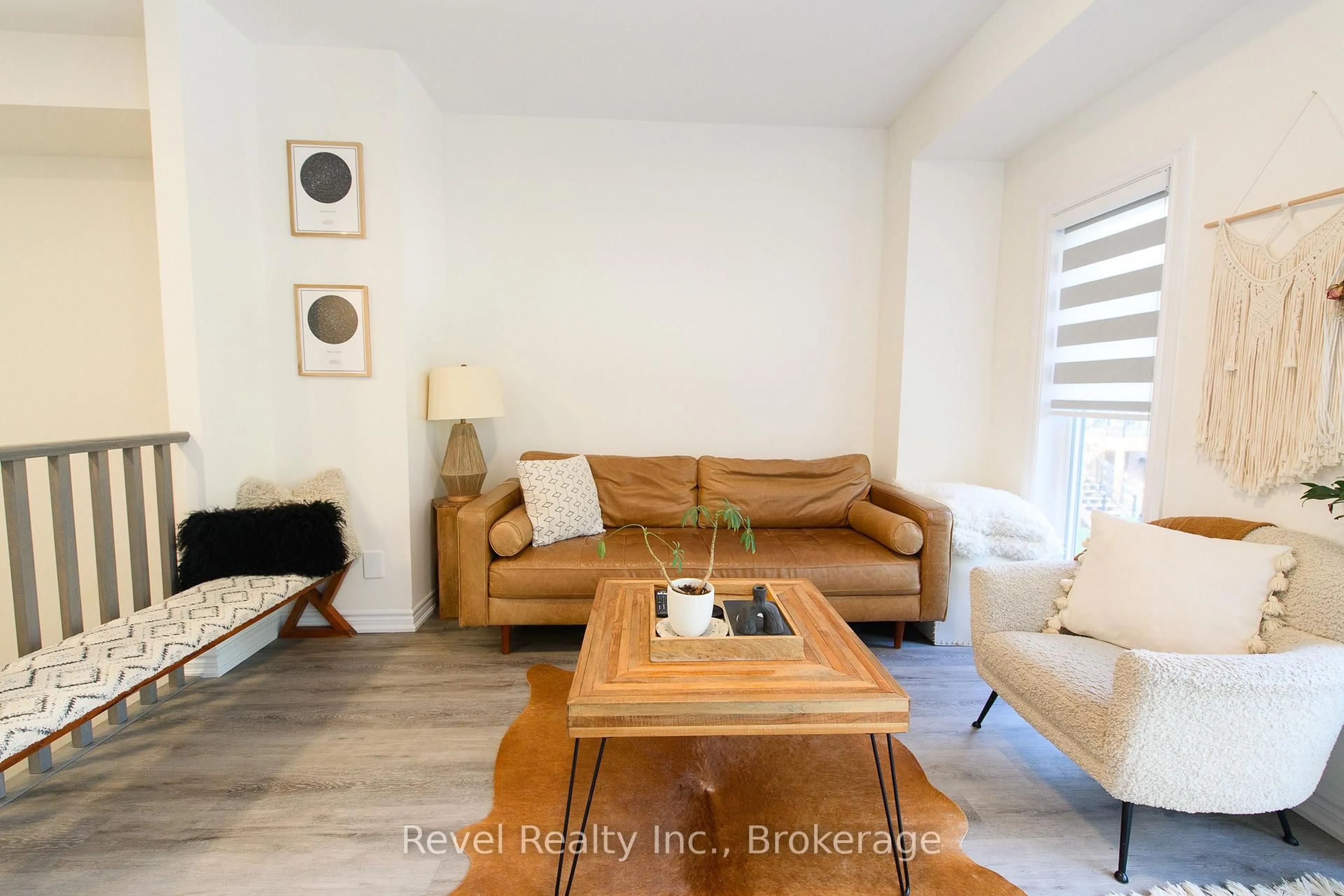 Living room with furniture, unknown for 14 Winters Cres, Collingwood Ontario L9Y 5T1