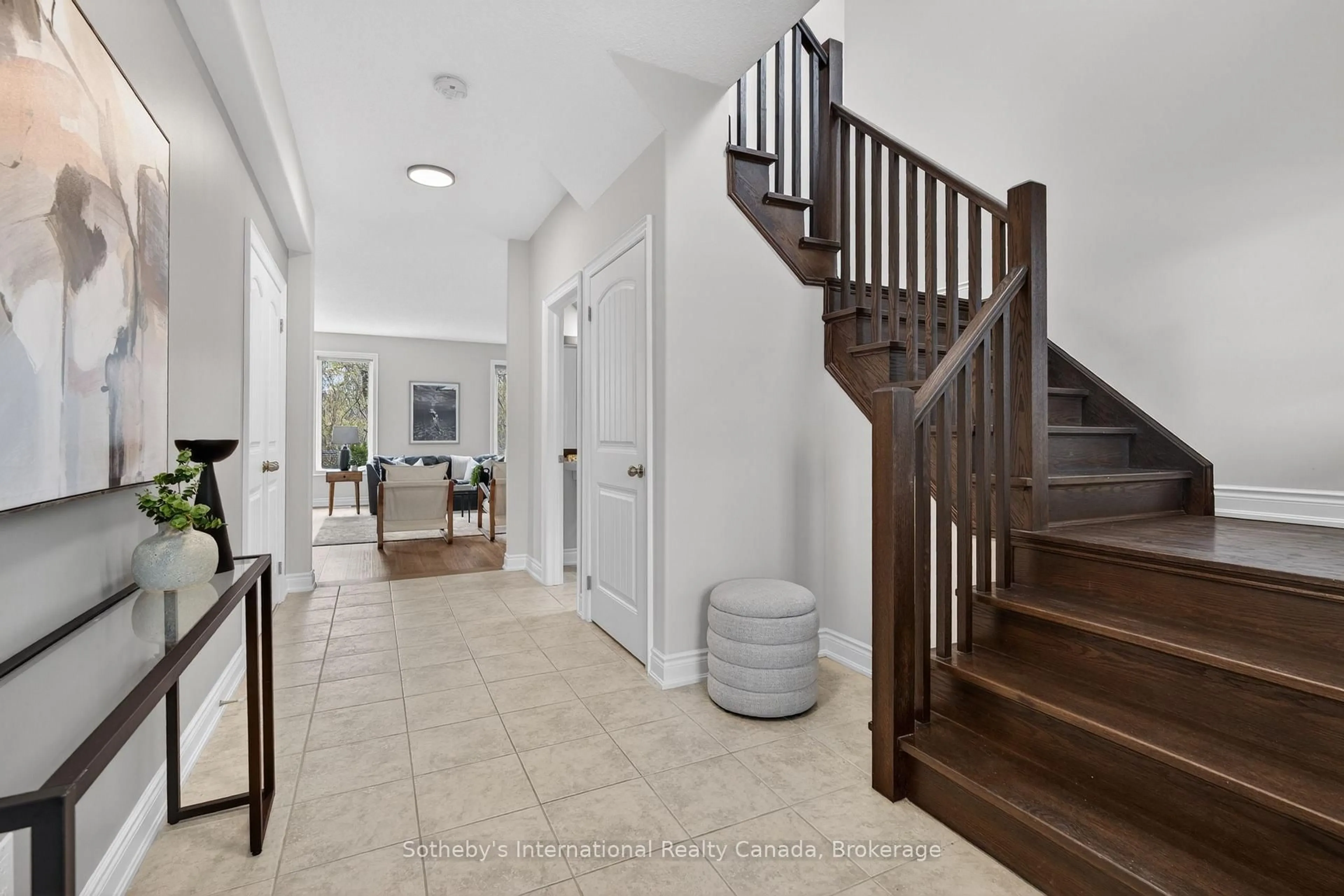 Indoor entryway for 19 Garbutt Cres, Collingwood Ontario L9Y 0H5