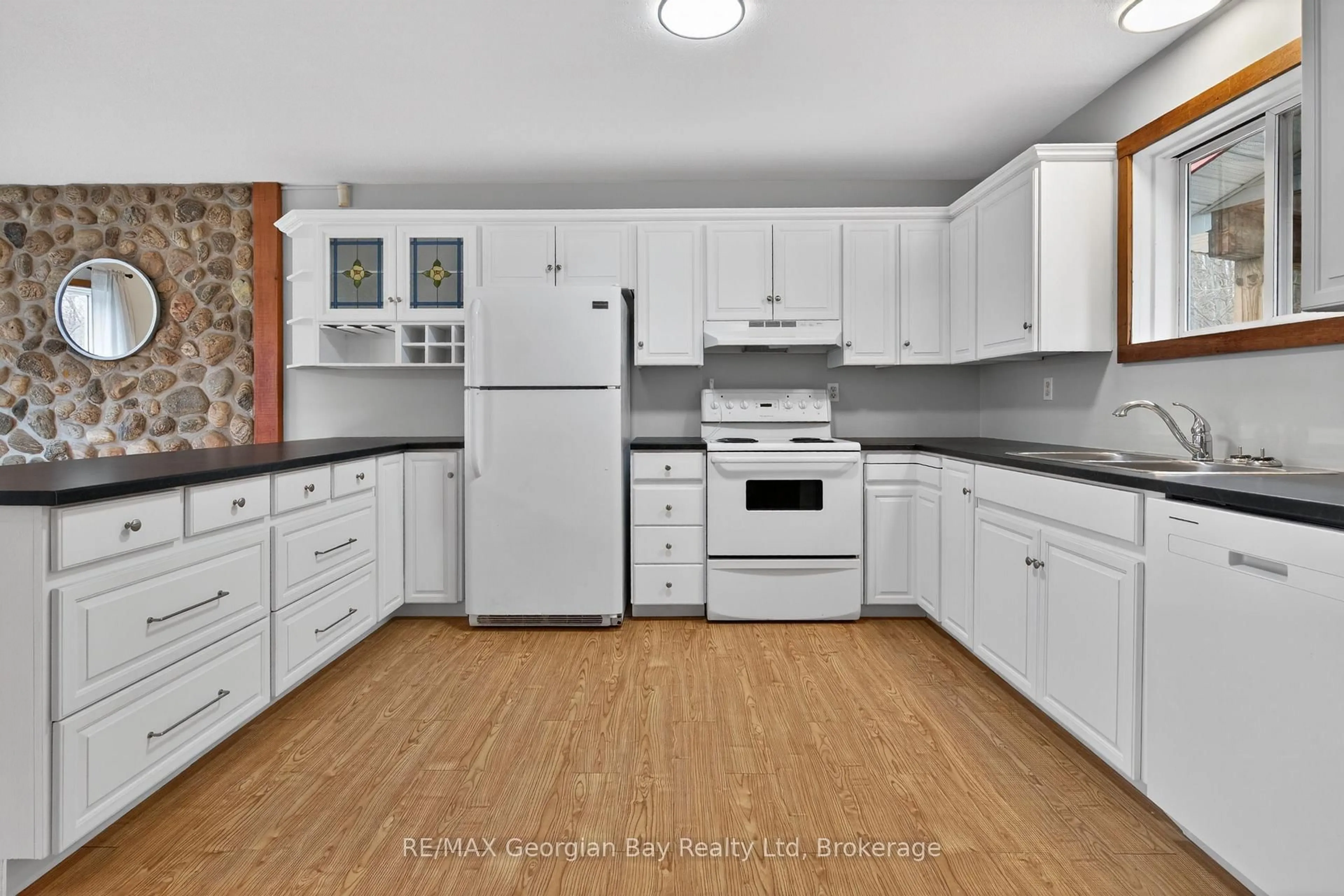 Standard kitchen, unknown for 90 Farlain Lake Rd, Tiny Ontario L9M 0B9