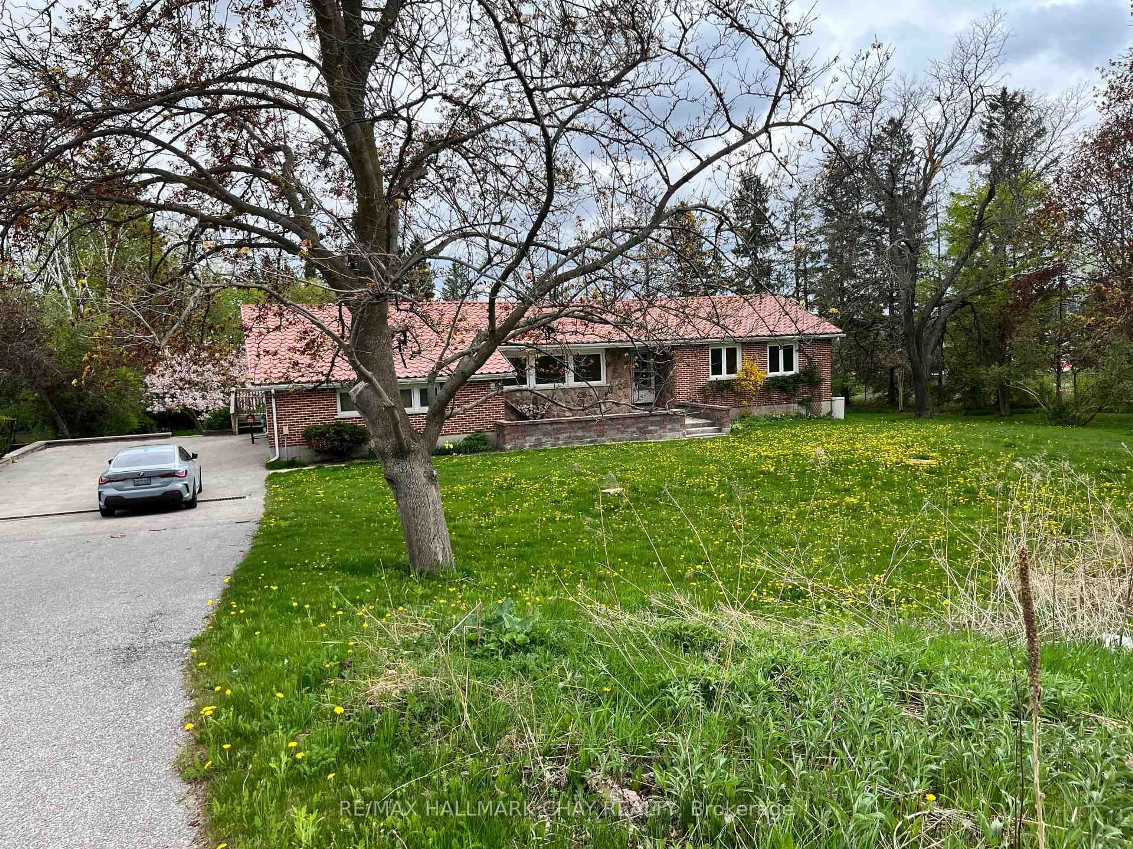 A pic from outside/outdoor area/front of a property/back of a property/a pic from drone, street for 595 Big Bay Point Rd, Barrie Ontario L4N 3Z9
