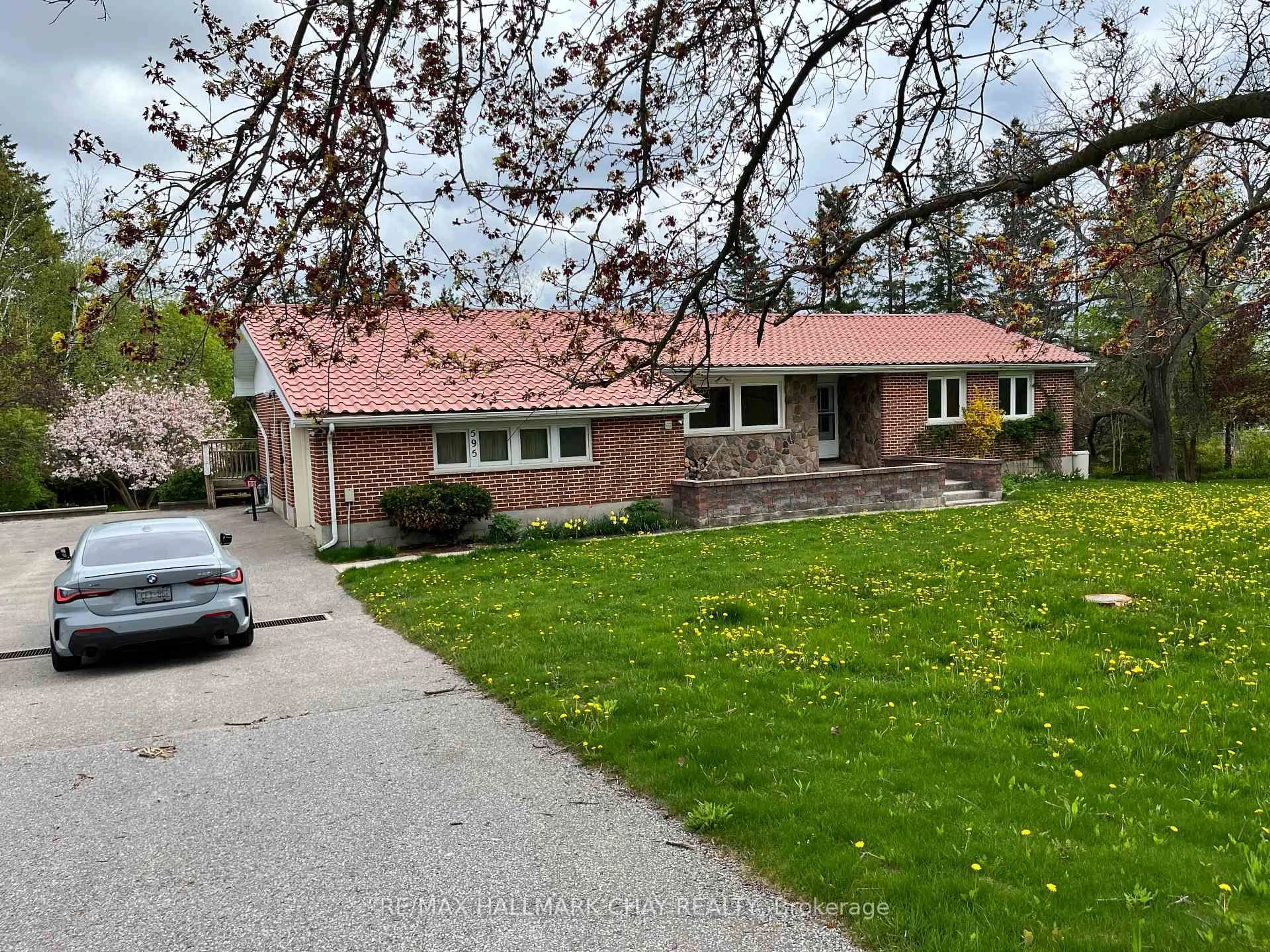 A pic from outside/outdoor area/front of a property/back of a property/a pic from drone, street for 595 Big Bay Point Rd, Barrie Ontario L4N 3Z9