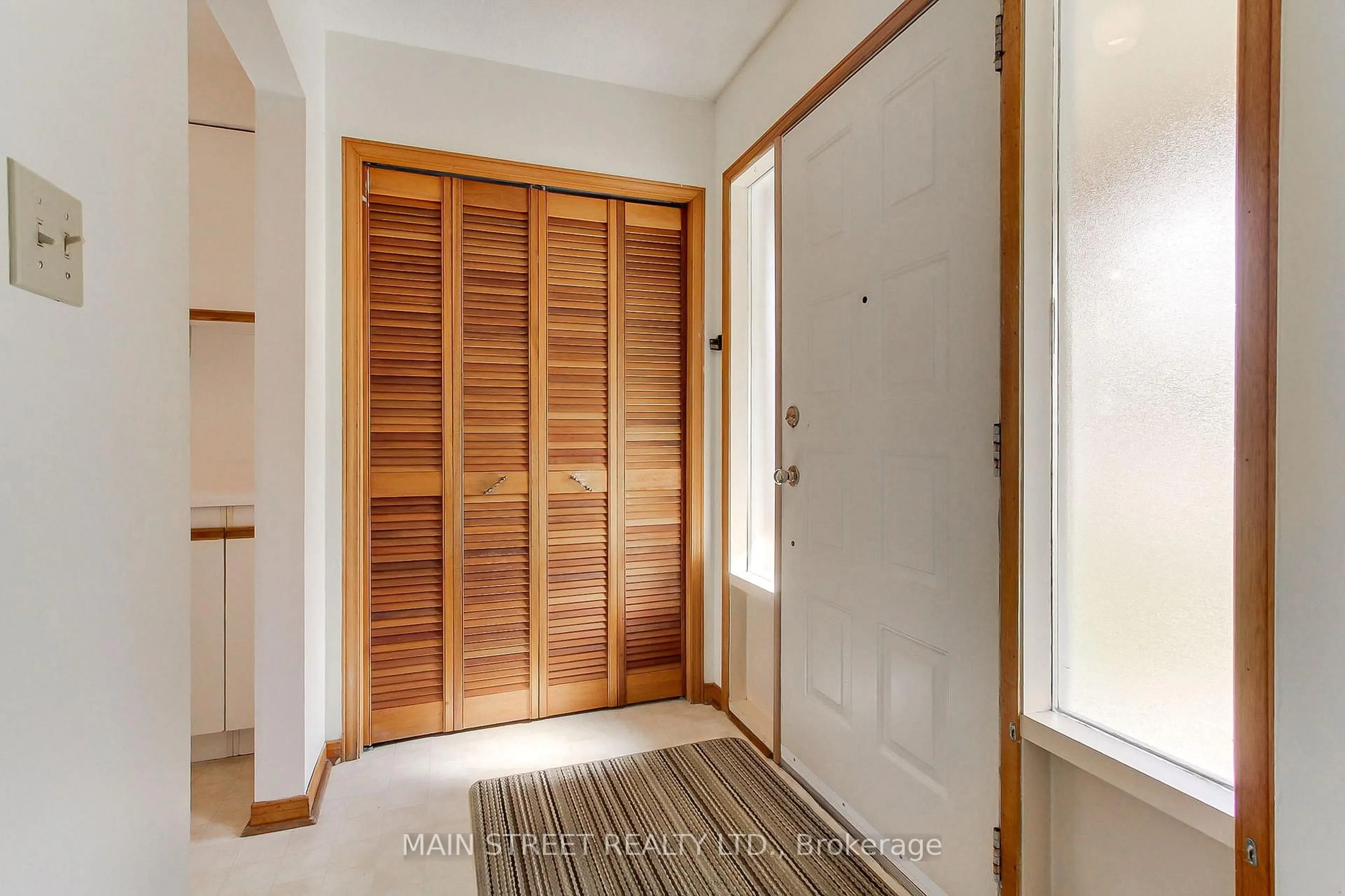 Indoor entryway for 189 Browning Tr, Barrie Ontario L4N 5H5