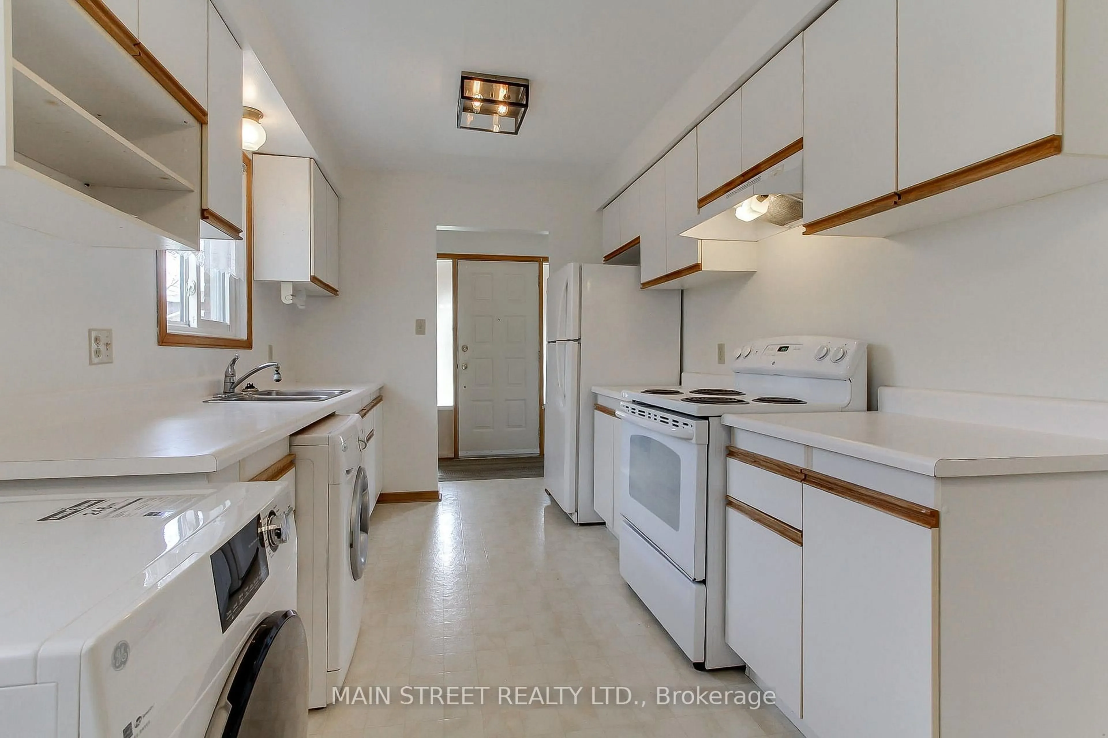 Standard kitchen, ceramic/tile floor for 189 Browning Tr, Barrie Ontario L4N 5H5