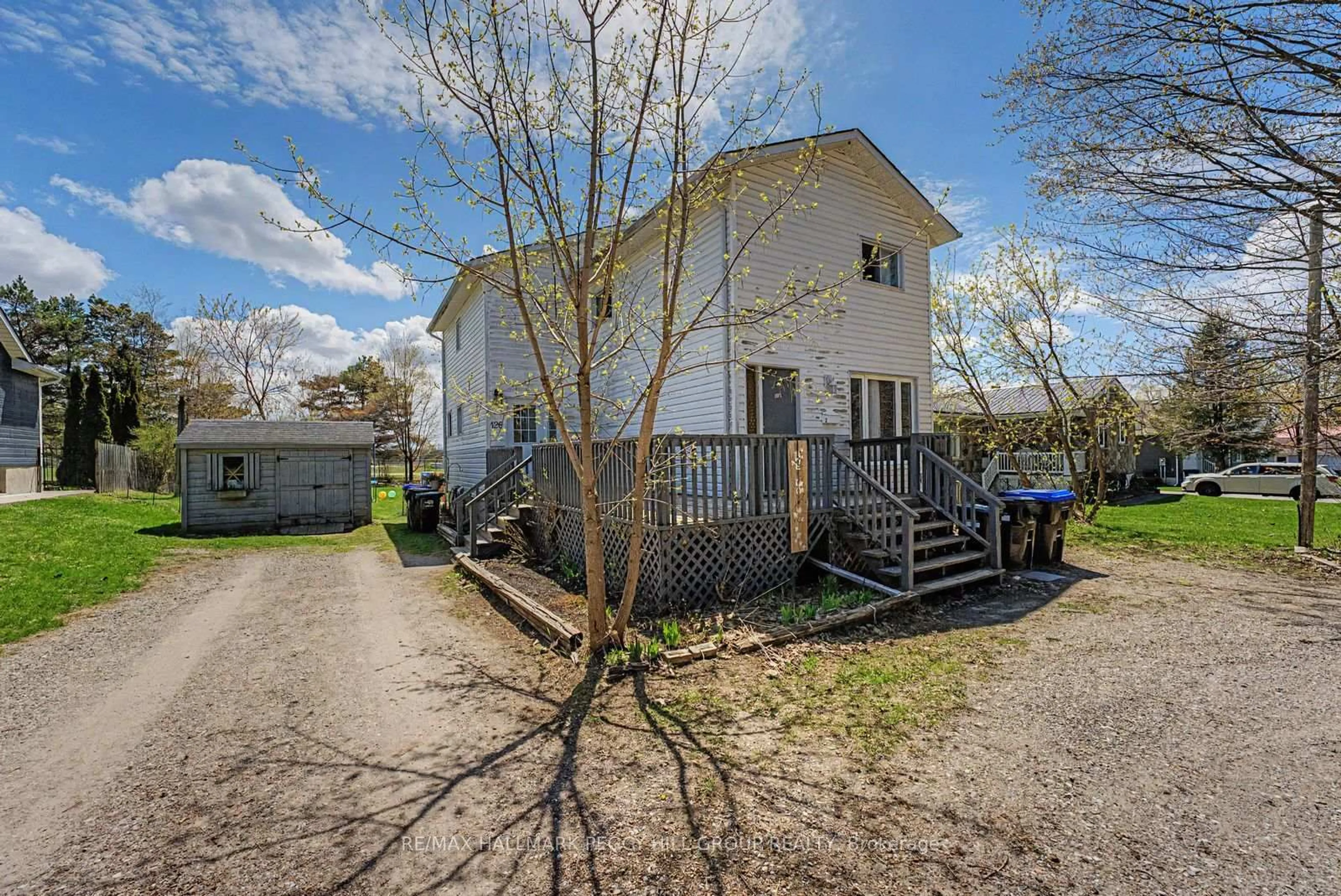 A pic from outside/outdoor area/front of a property/back of a property/a pic from drone, unknown for 126 Robert St #1, Penetanguishene Ontario L9M 1J2