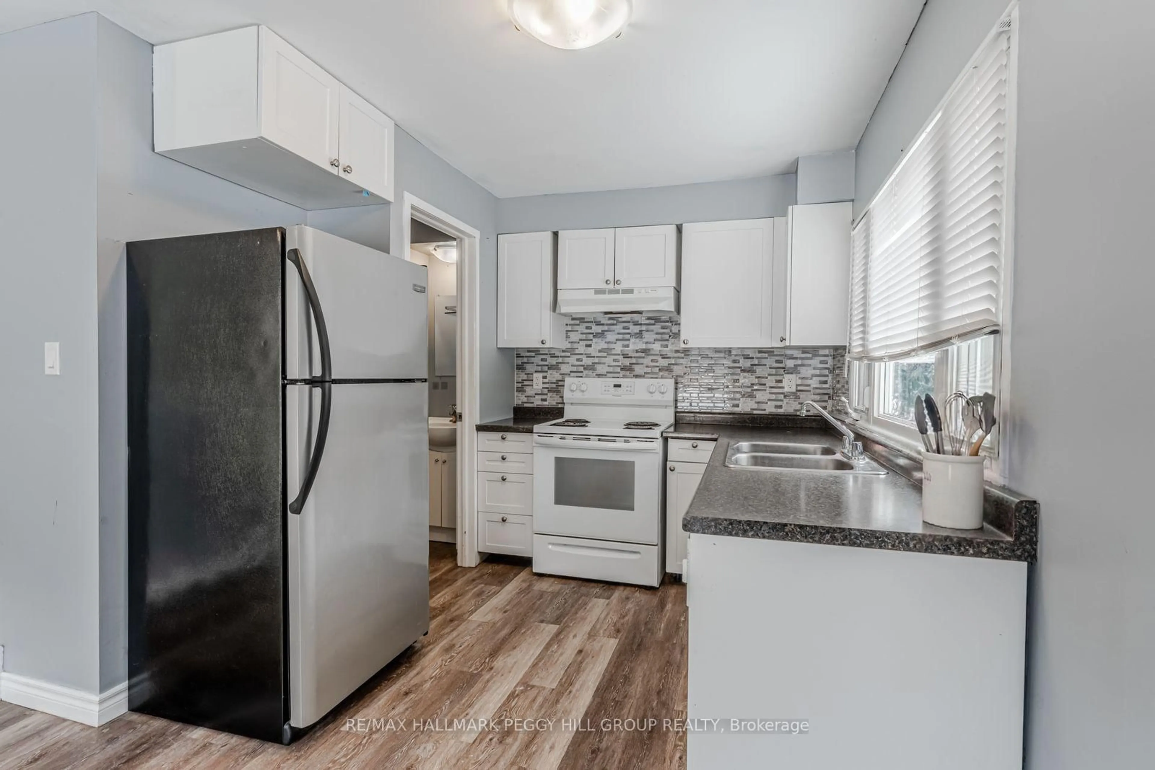 Standard kitchen, unknown for 126 Robert St #1, Penetanguishene Ontario L9M 1J2