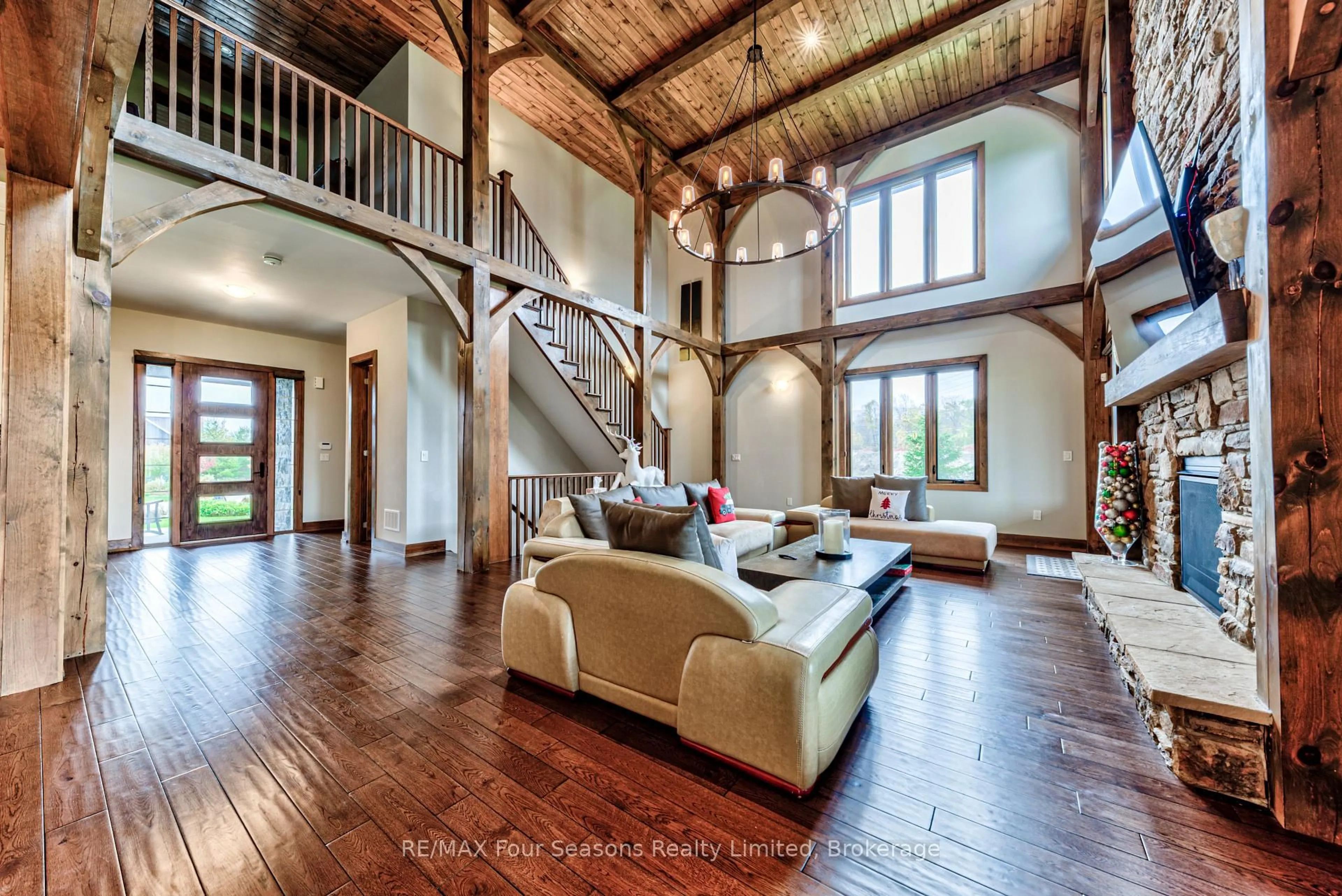 Indoor foyer for 9 Windrose Valley Blvd, Clearview Ontario L9Y 0K2