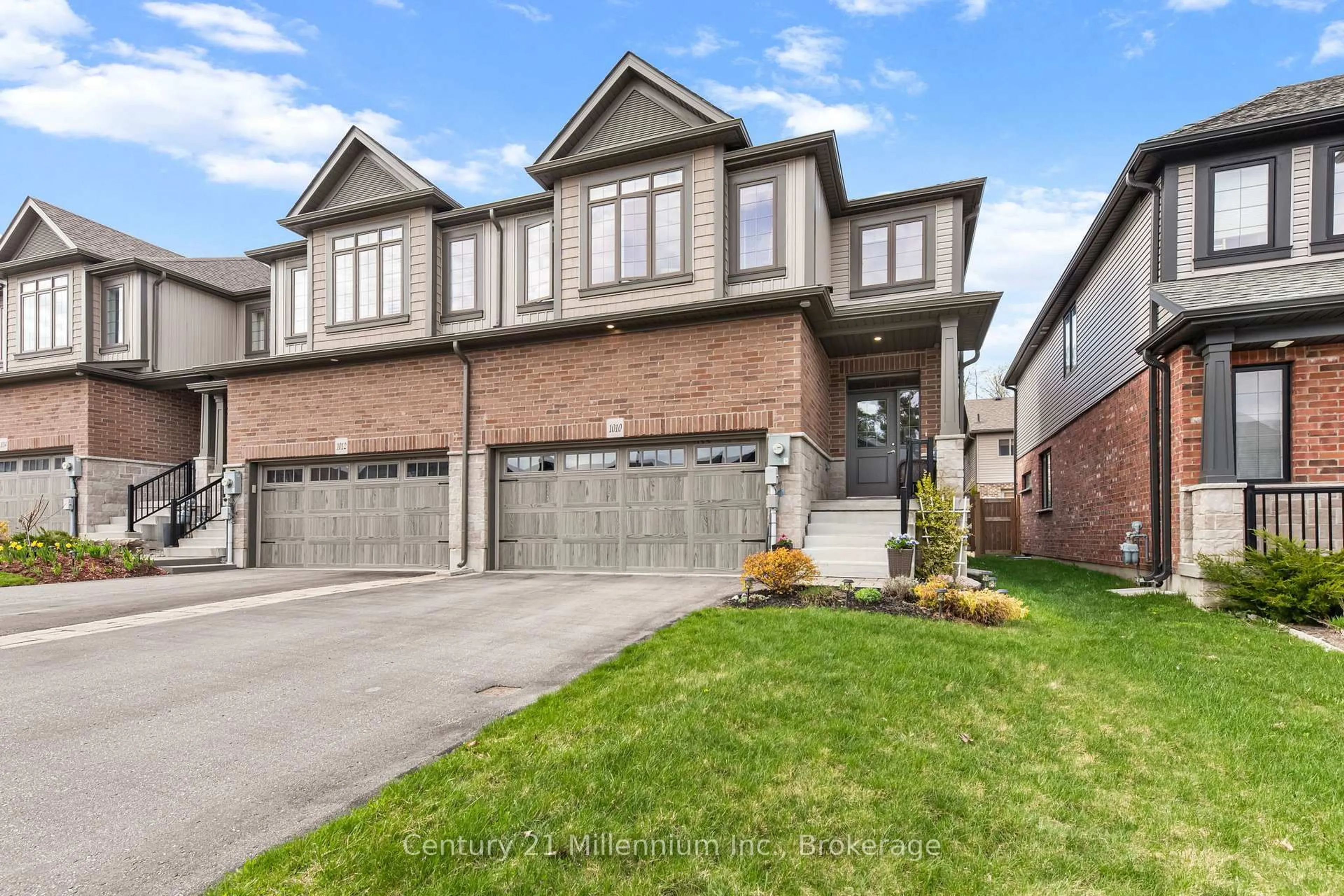 Home with brick exterior material, street for 1010 Wright Dr, Midland Ontario L4R 0E4