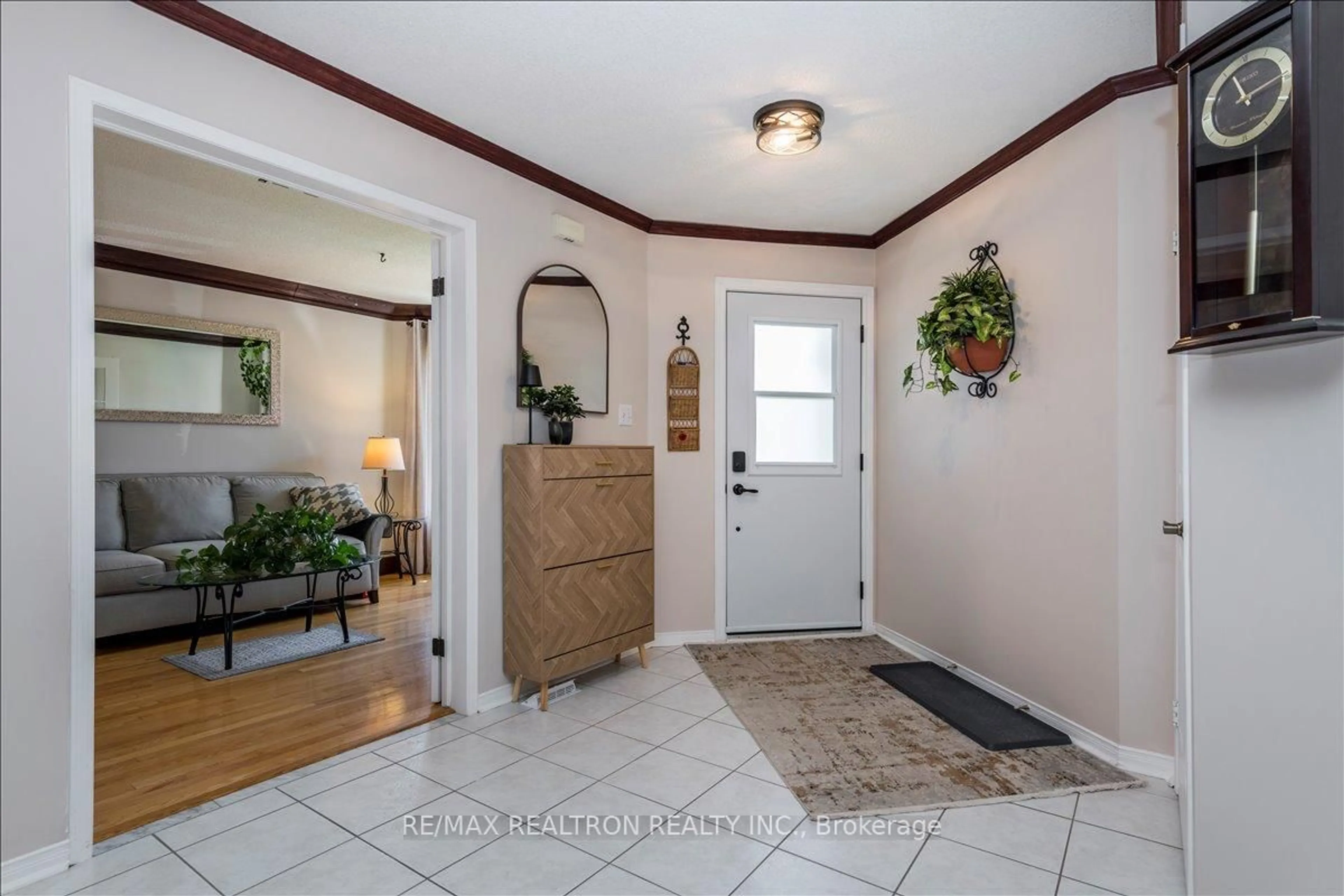 Indoor entryway for 16 Bear Creek Dr, Barrie Ontario L4N 9M9