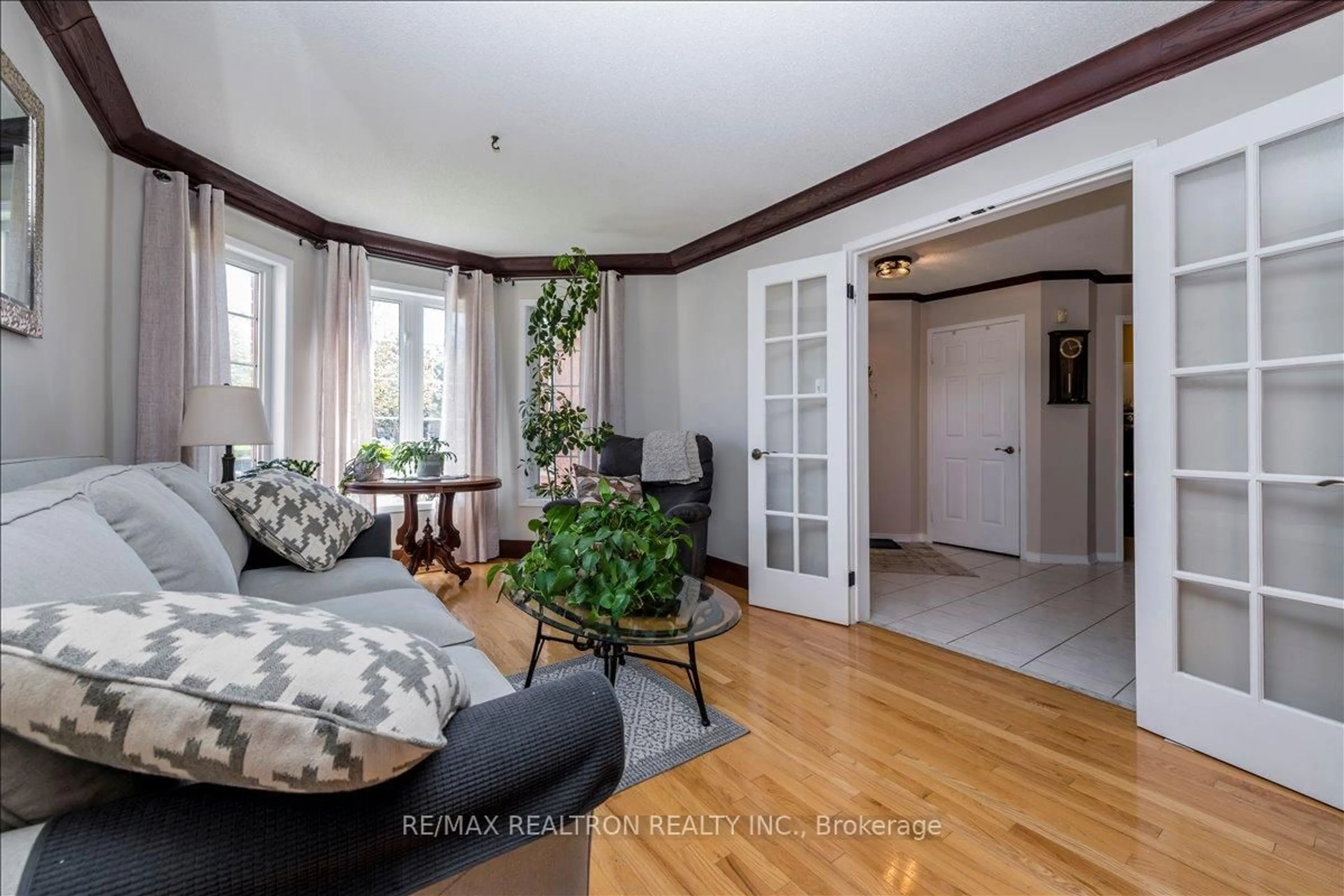 Living room with furniture, unknown for 16 Bear Creek Dr, Barrie Ontario L4N 9M9