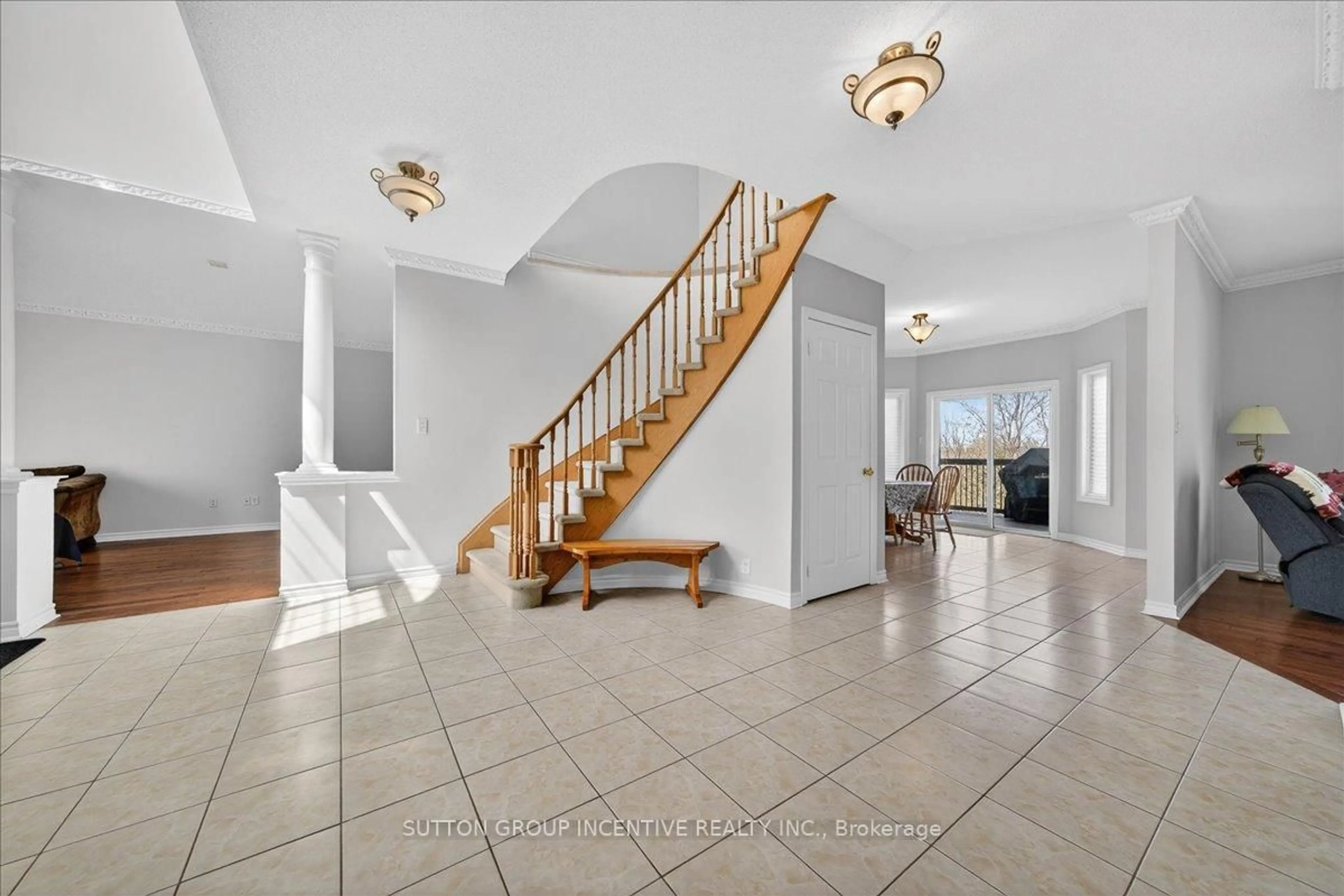 Indoor foyer for 6 Silvercreek Cres, Barrie Ontario L4N 0Z8