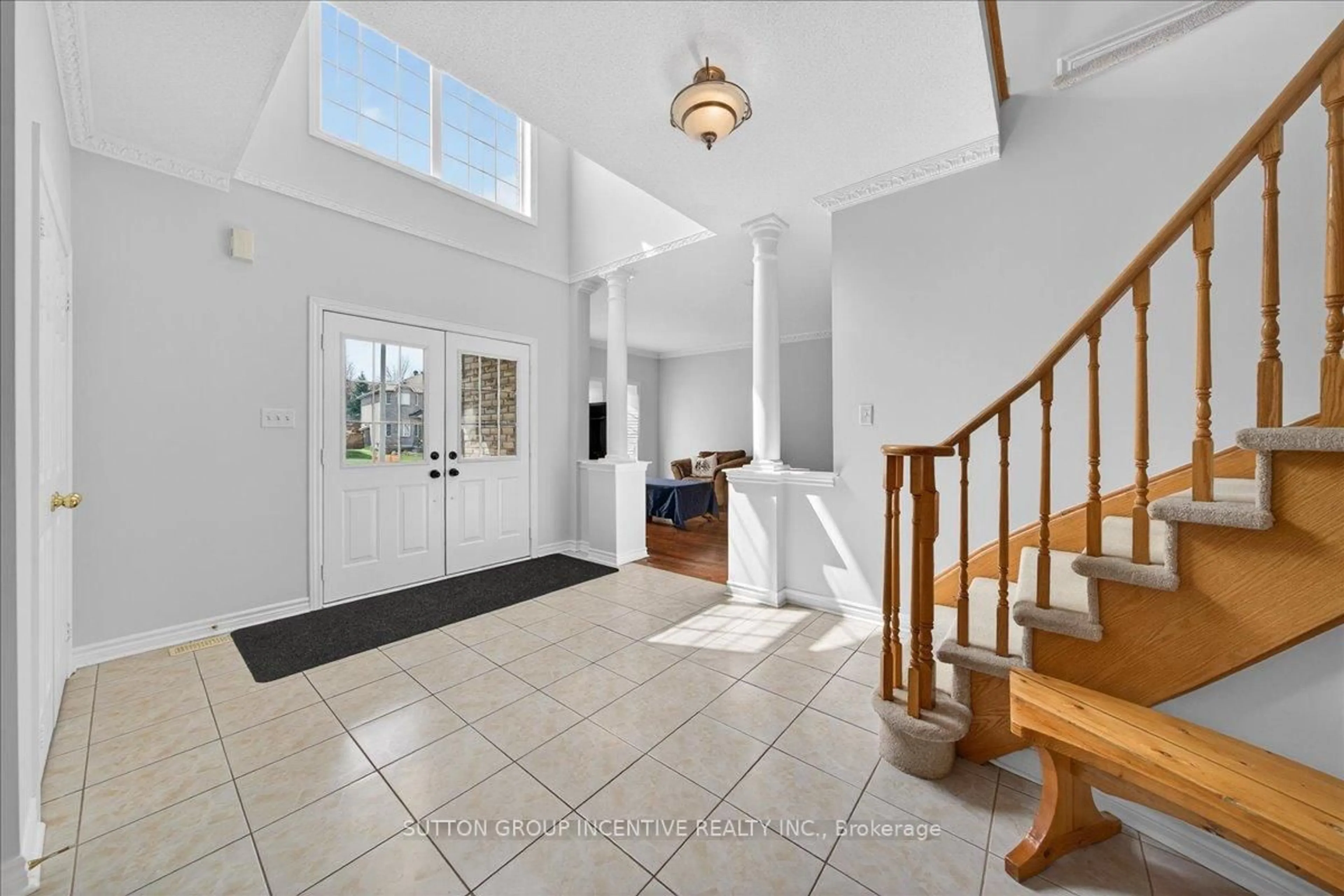Indoor foyer for 6 Silvercreek Cres, Barrie Ontario L4N 0Z8