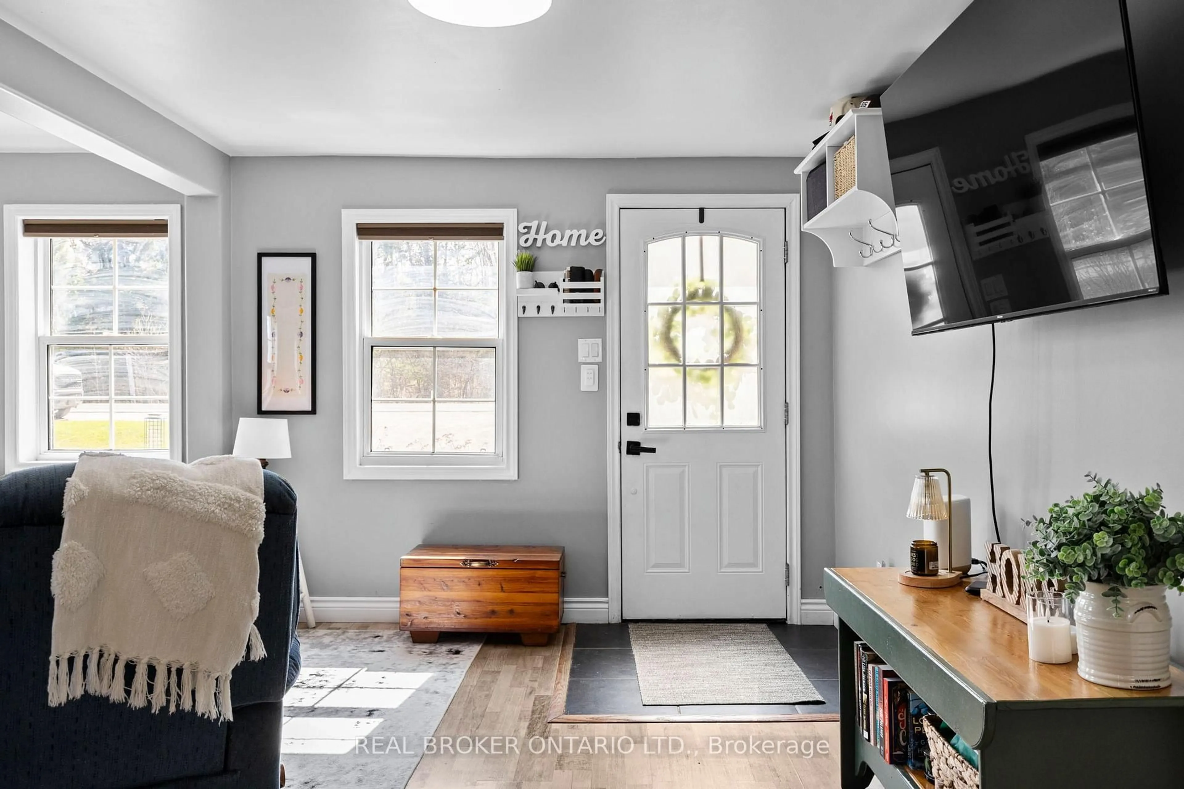 Indoor entryway for 12979 County 16 Rd, Severn Ontario L0K 2C0