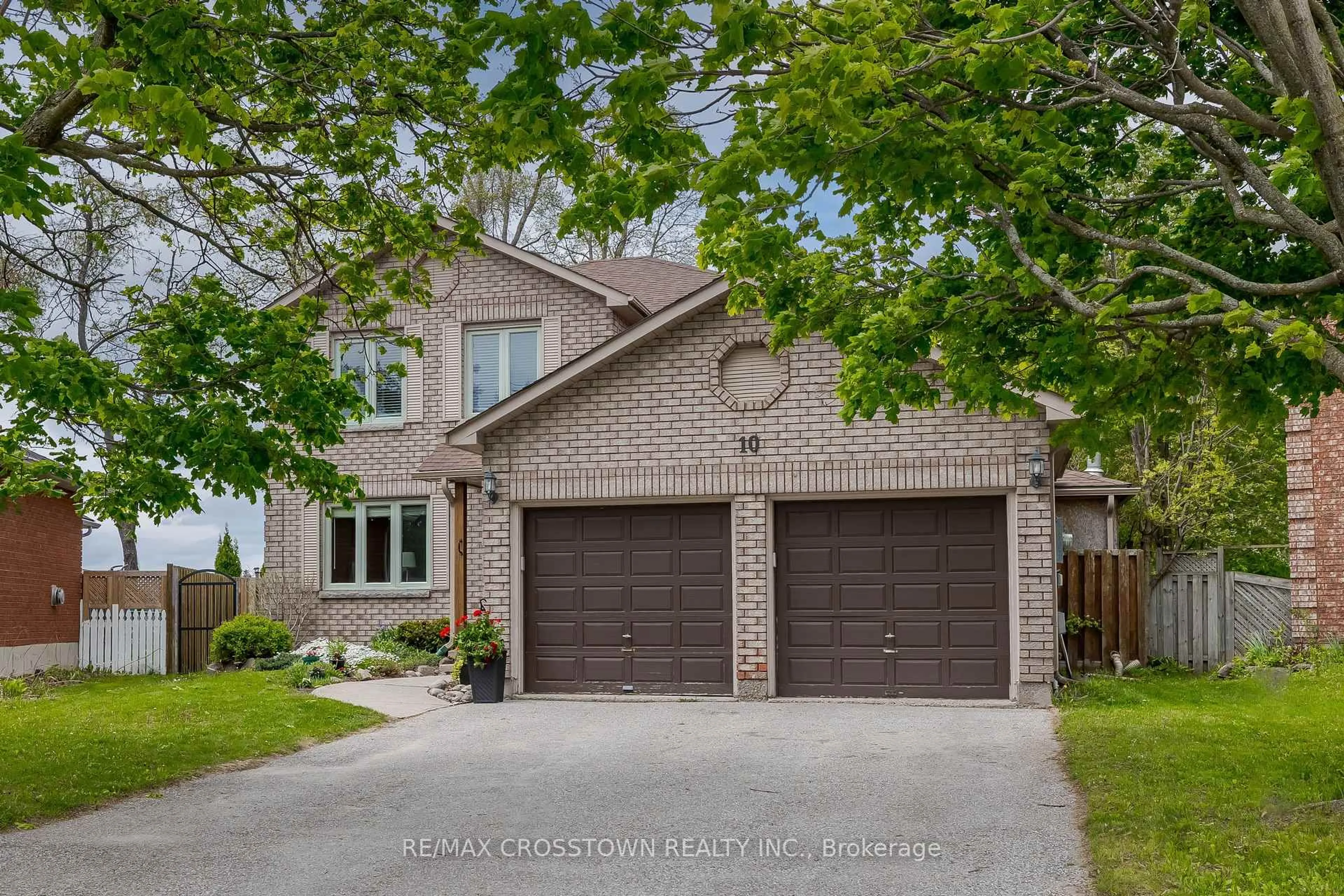 Home with brick exterior material, street for 10 Nugent Crt, Barrie Ontario L4N 7A9