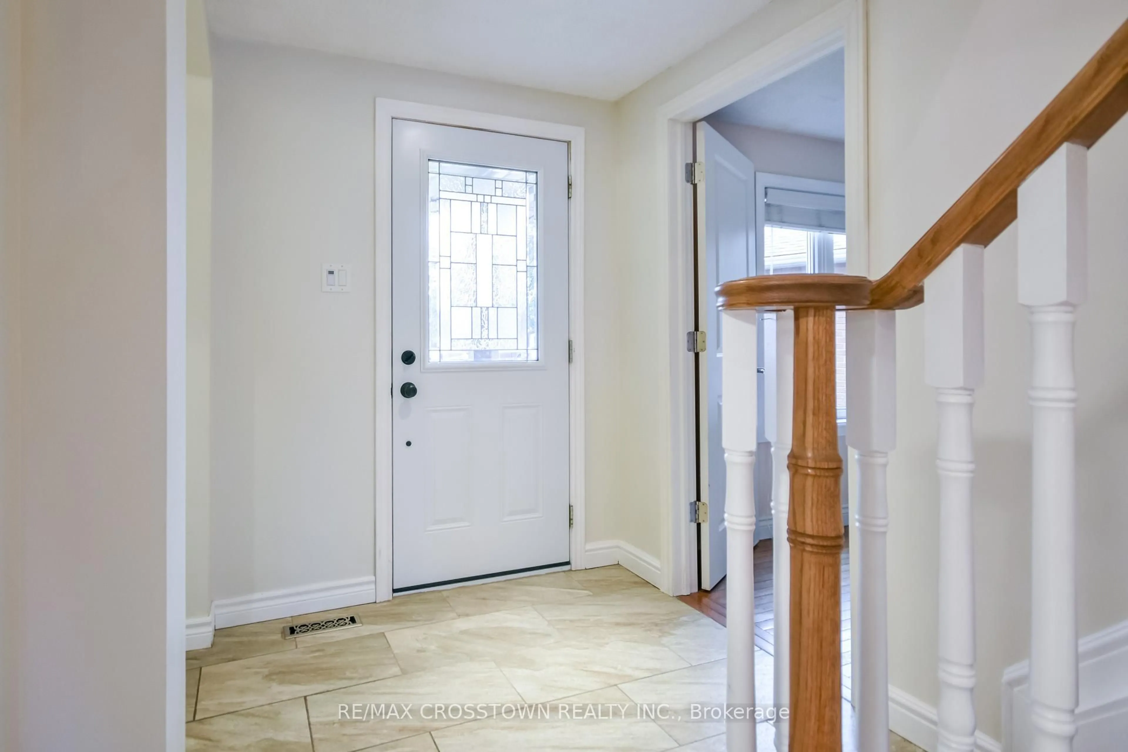 Indoor entryway for 10 Nugent Crt, Barrie Ontario L4N 7A9