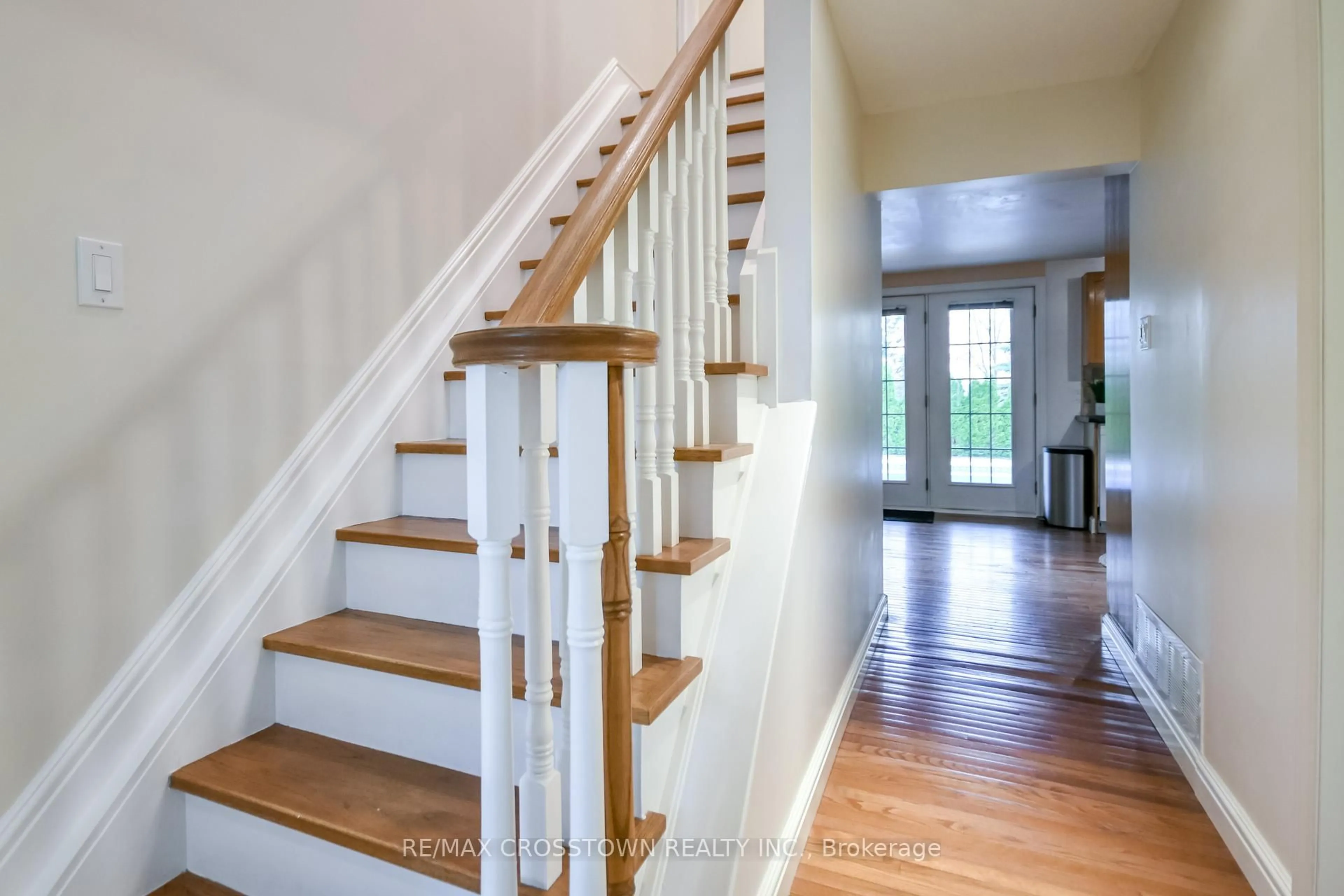 Indoor entryway for 10 Nugent Crt, Barrie Ontario L4N 7A9