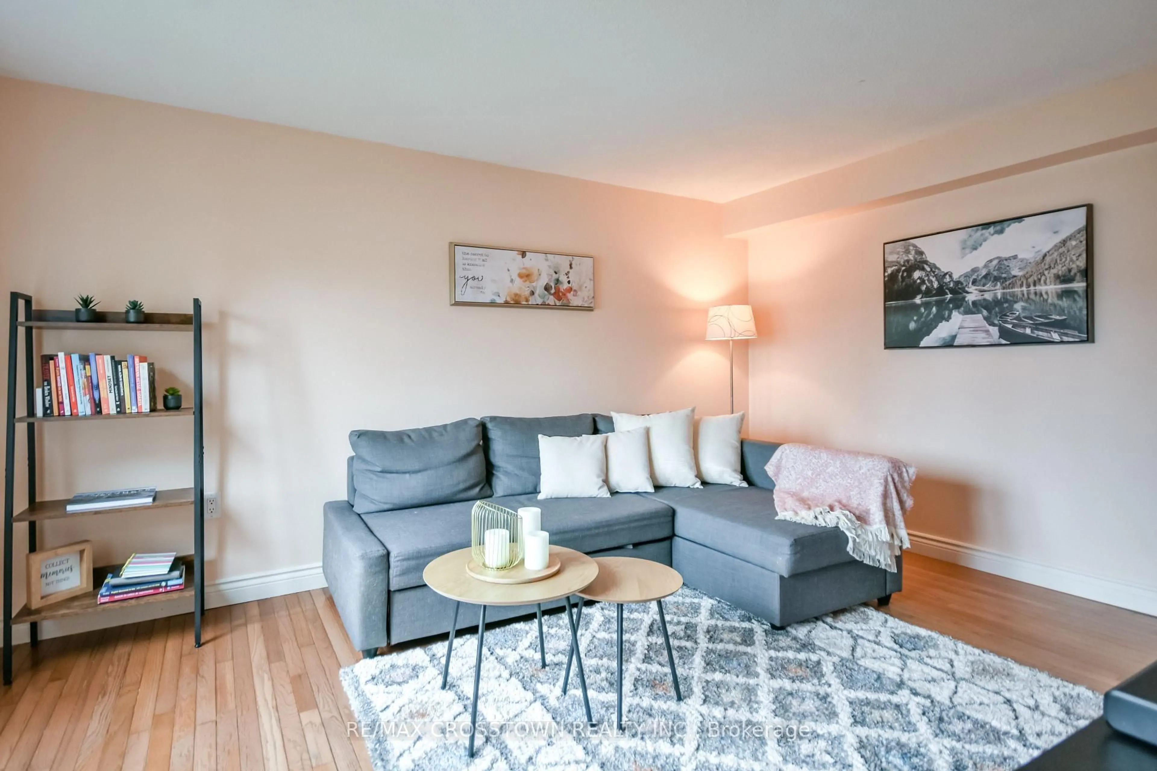 Living room with furniture, wood/laminate floor for 10 Nugent Crt, Barrie Ontario L4N 7A9