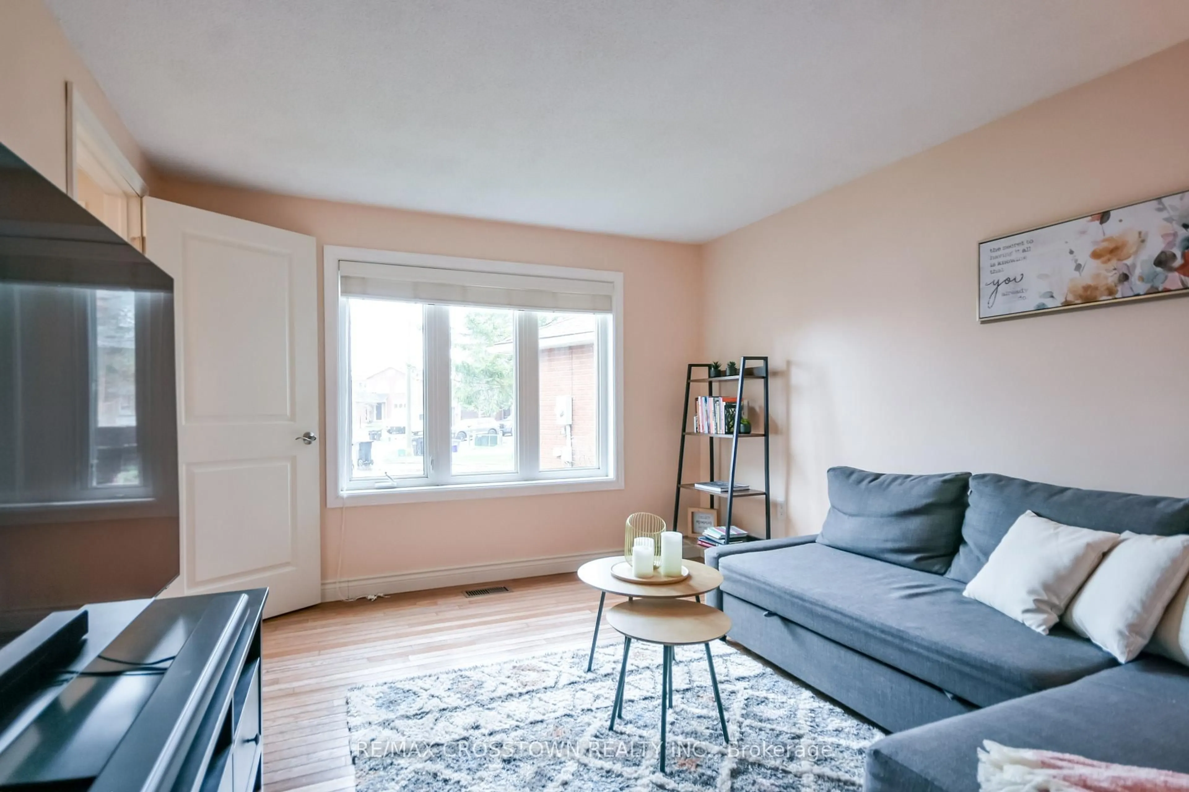 Living room with furniture, unknown for 10 Nugent Crt, Barrie Ontario L4N 7A9