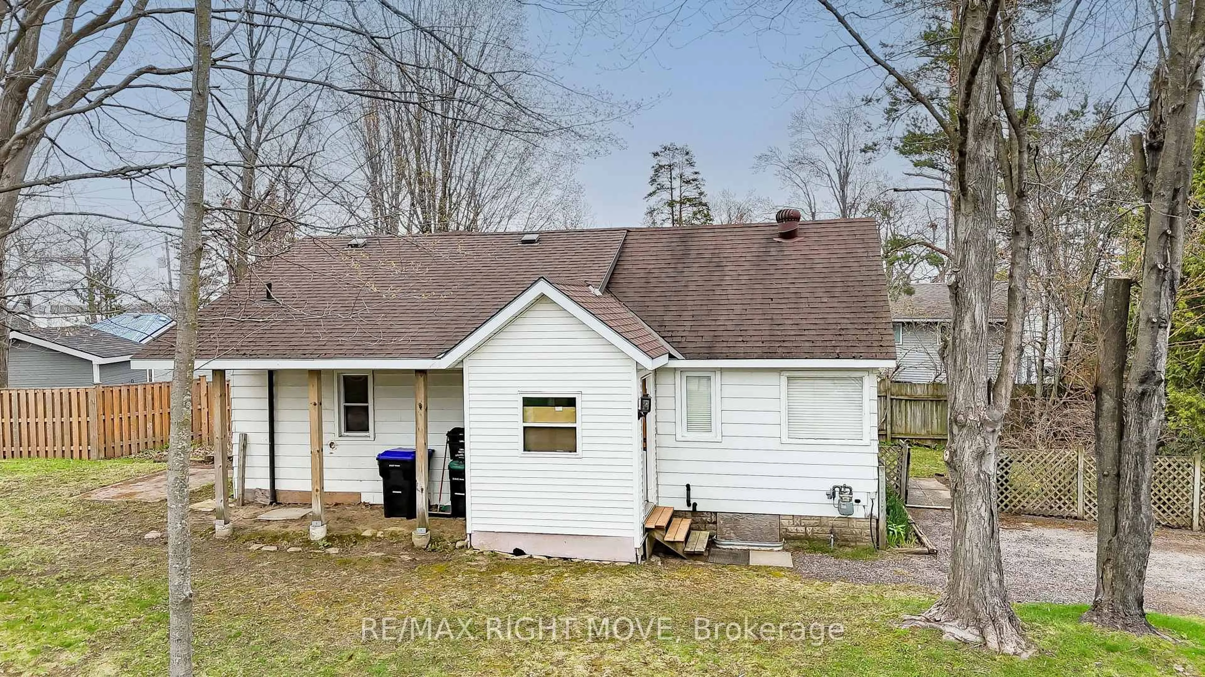 A pic from outside/outdoor area/front of a property/back of a property/a pic from drone, building for 3391 ARMAND Ave, Severn Ontario L0K 1G0