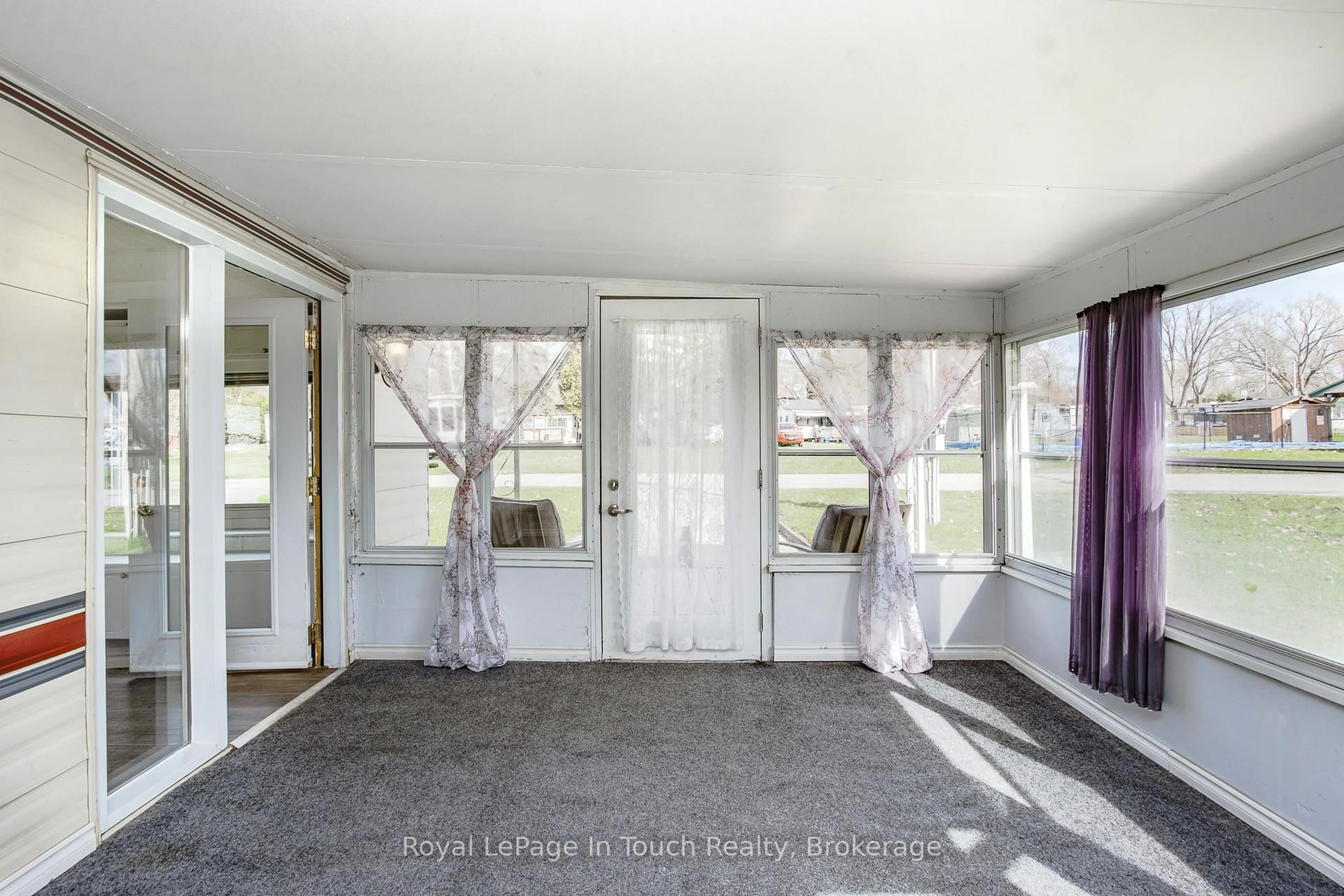Indoor entryway for 8 Lakeshore Rd, Midland Ontario L4R 0B9