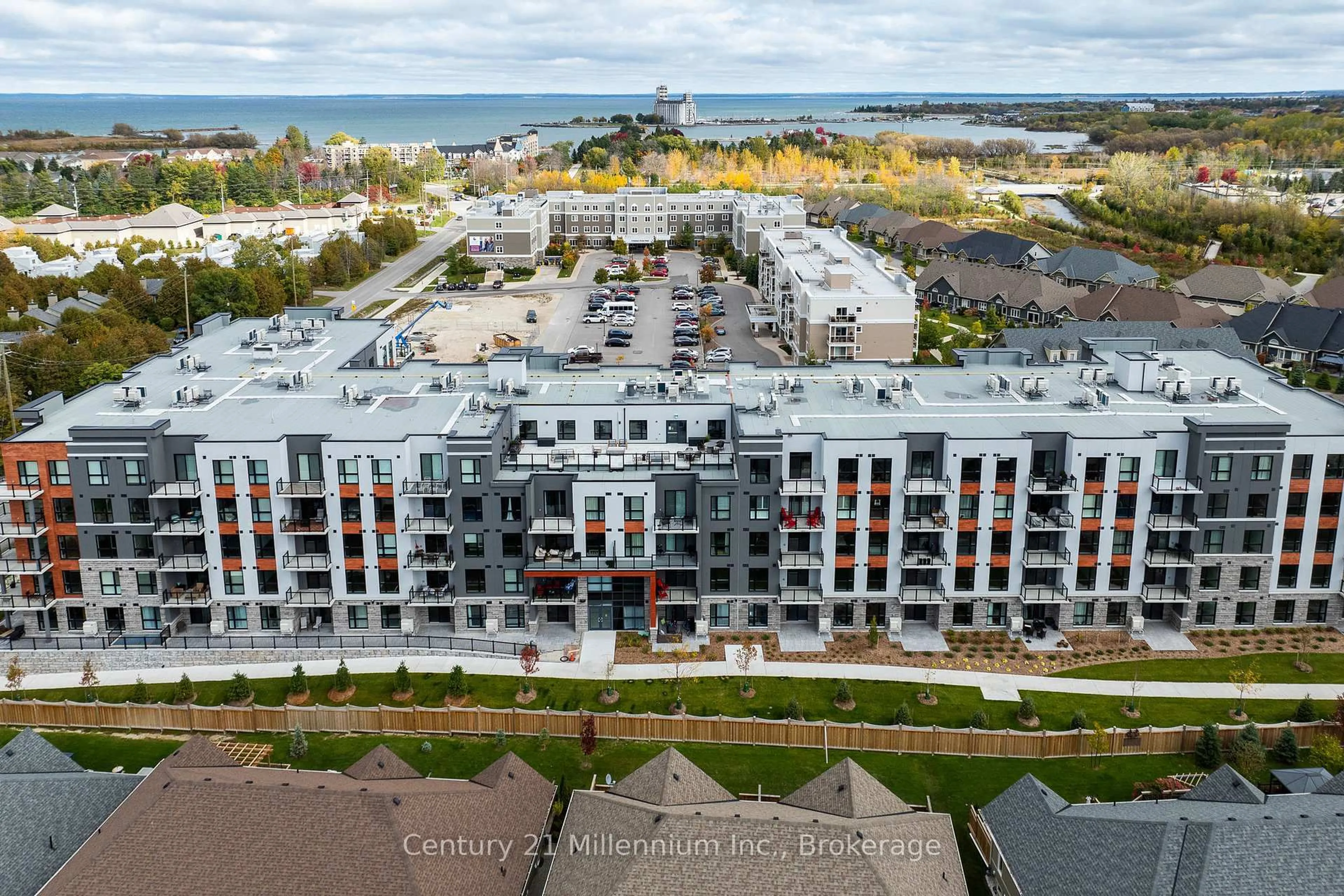 A pic from outside/outdoor area/front of a property/back of a property/a pic from drone, city buildings view from balcony for 4 Kimberly Lane #122, Collingwood Ontario L9Y 5B4