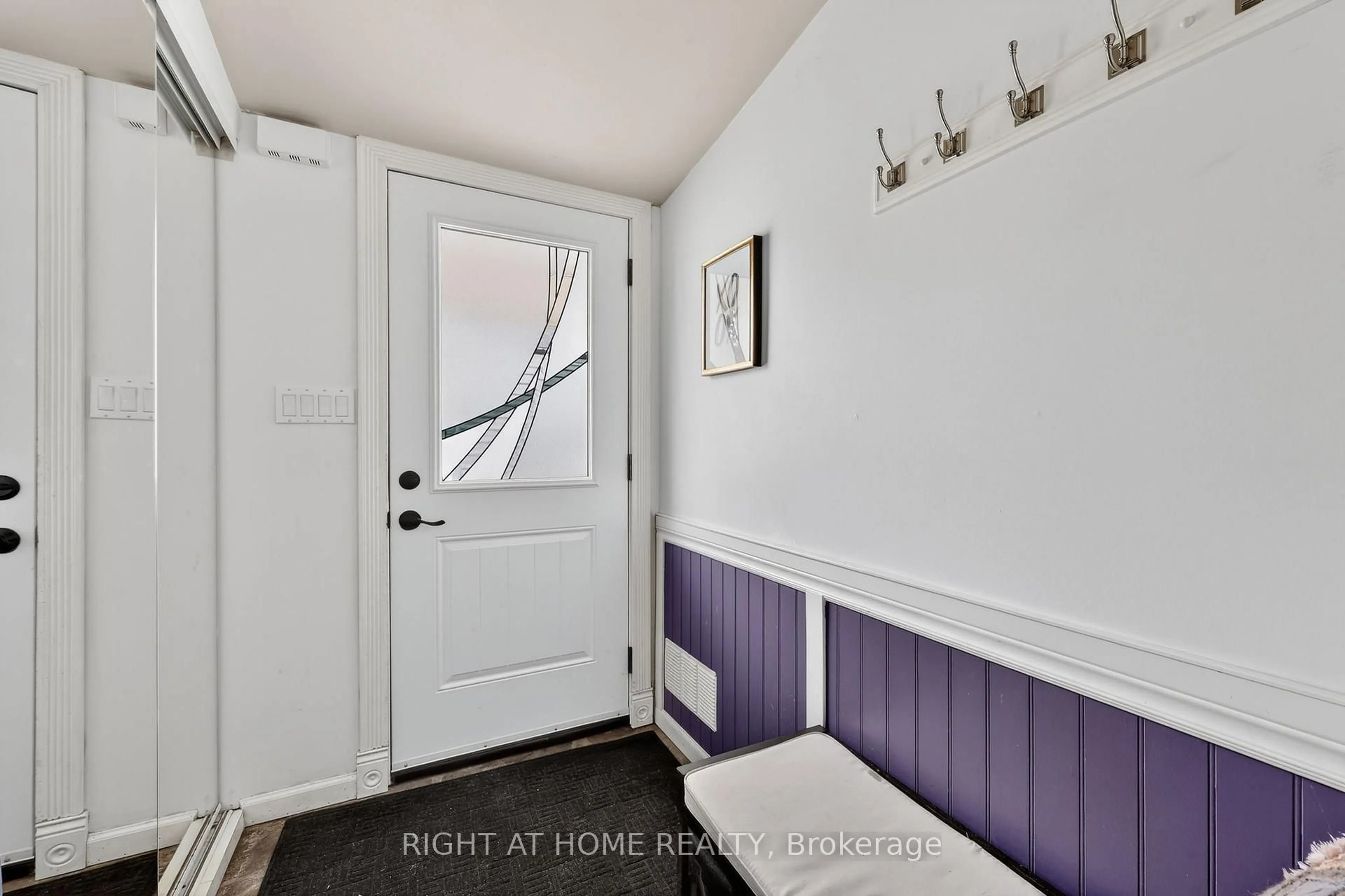 Indoor entryway for 17 Grove St, Barrie Ontario L4N 1M6